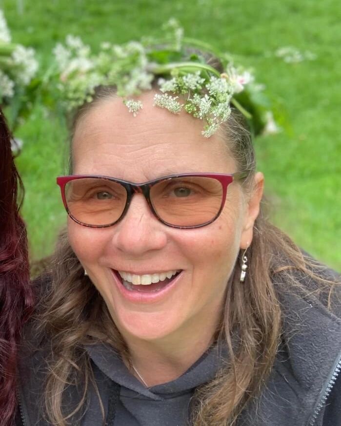 * M E E T  T H E  T E A M *  Caroline is a qualified teacher and Level 3 Forest School Leader. She has a vast knowledge of early years education and an ever expanding knowledge of the flora and fauna in the woods. Alicia has nicknamed her the Queen o