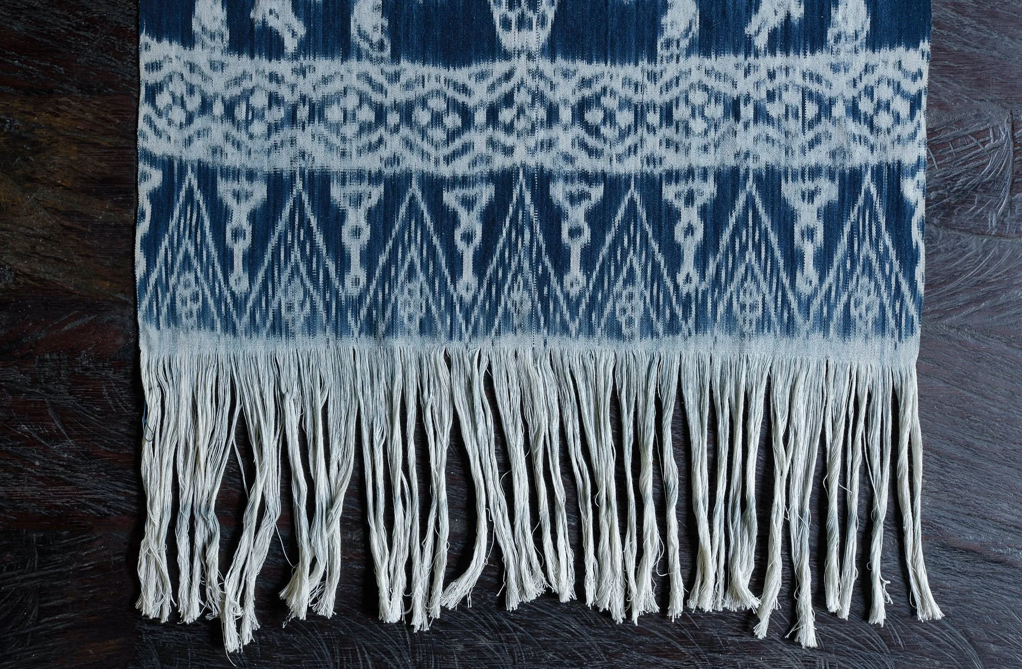 maison-tombo-indigo-ikat-sumba-indonesia-royal-sepulture-detail.jpg