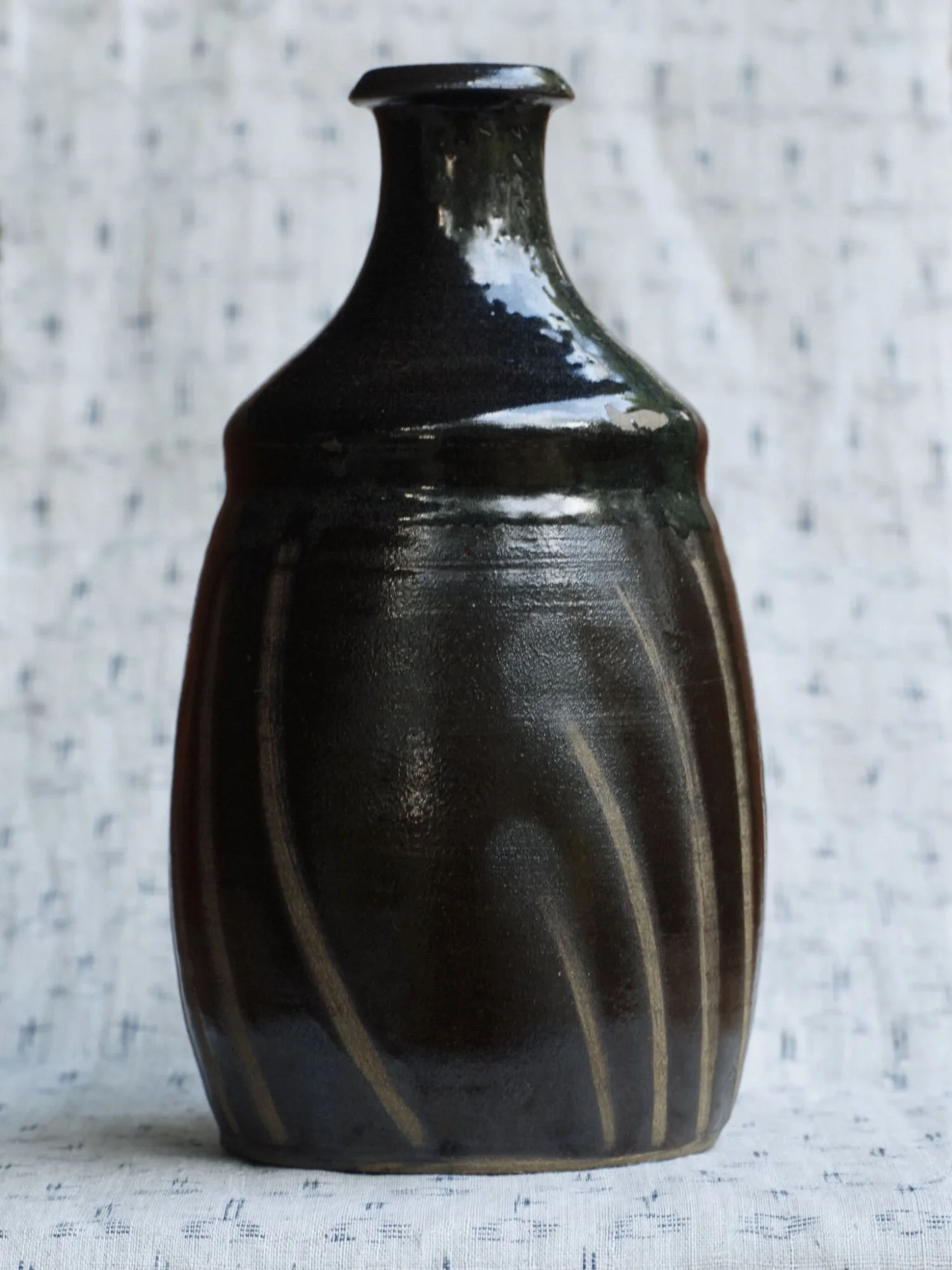 Product zoom in - Japanese pottery vessel black from Onta village, Oita prefecture, Japan.