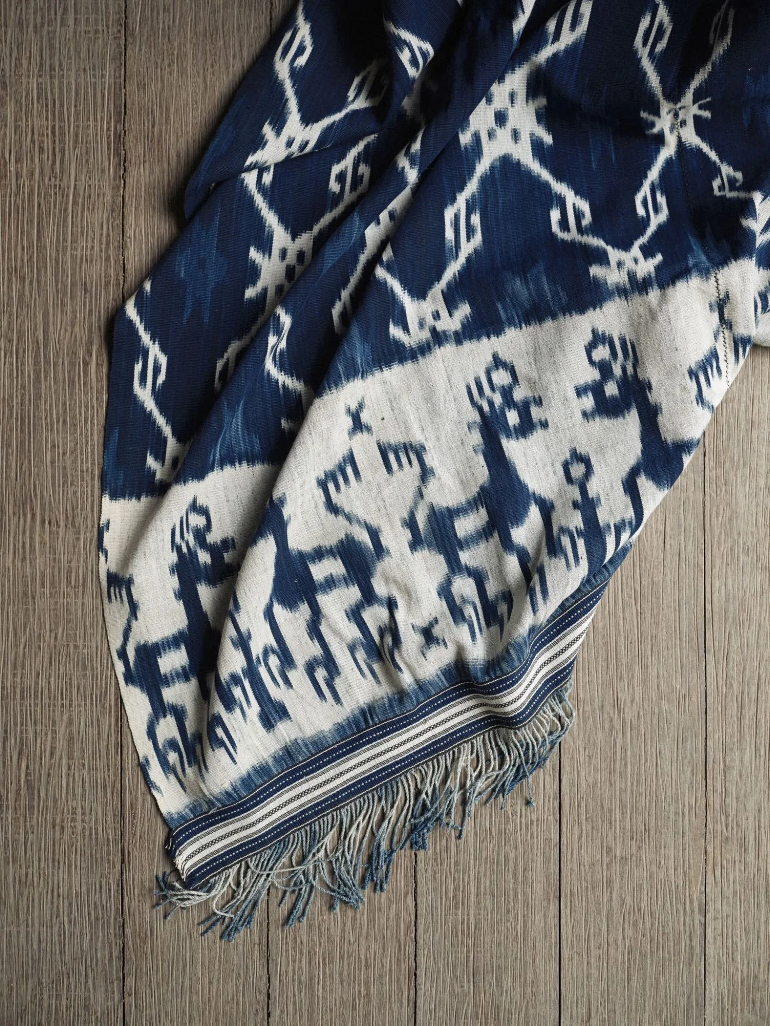 maison-tombo-ikat-sumba-stars-horses-fringes.jpeg