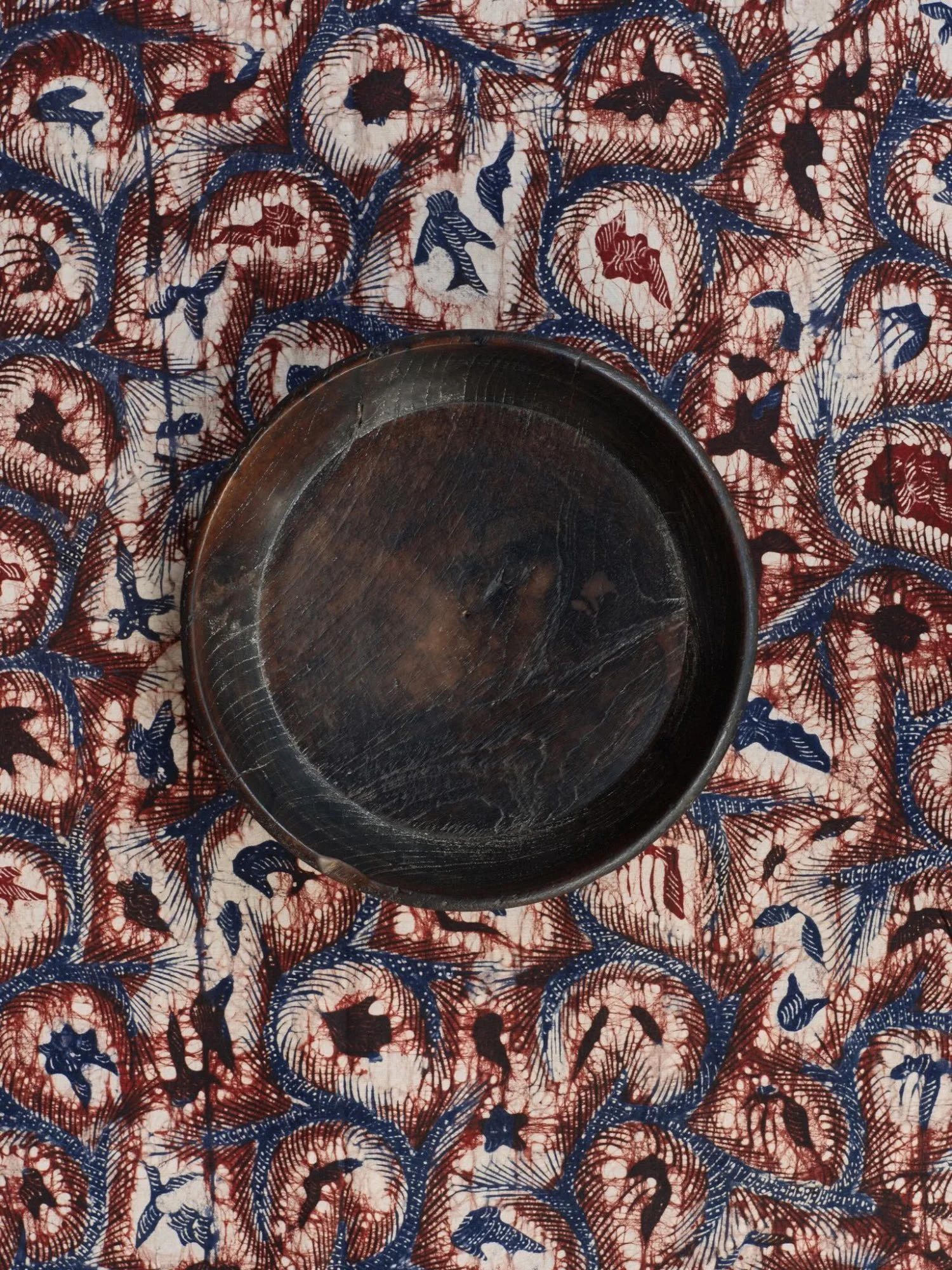 maison-tombo-offerings-wooden-plate-sumatra.jpeg