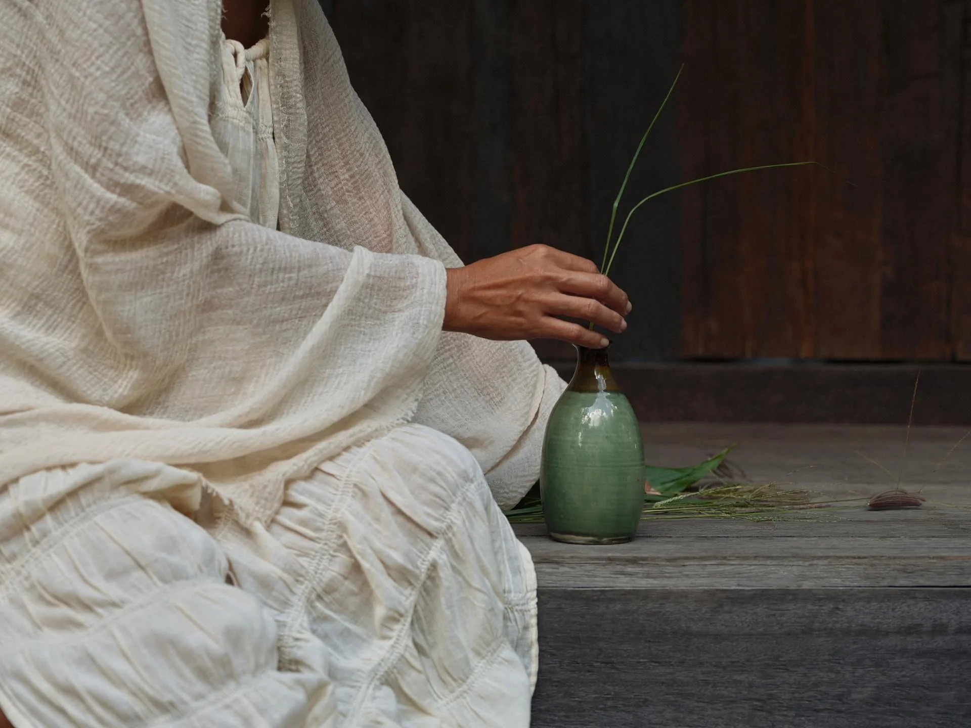 Attending a vase with flowers. 300 years of tradition and craftmanship in a vessel made in the small village of Onta.