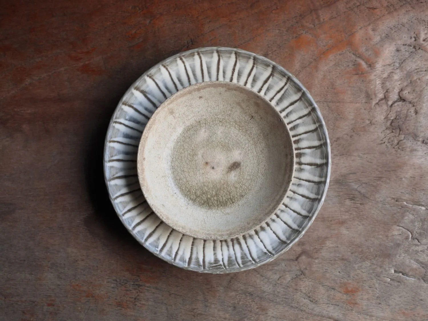 Overhead view of a onta ware plate together with a Lê Period, Vietnam small cup plate radiating linear pattern and delicate crackle effect