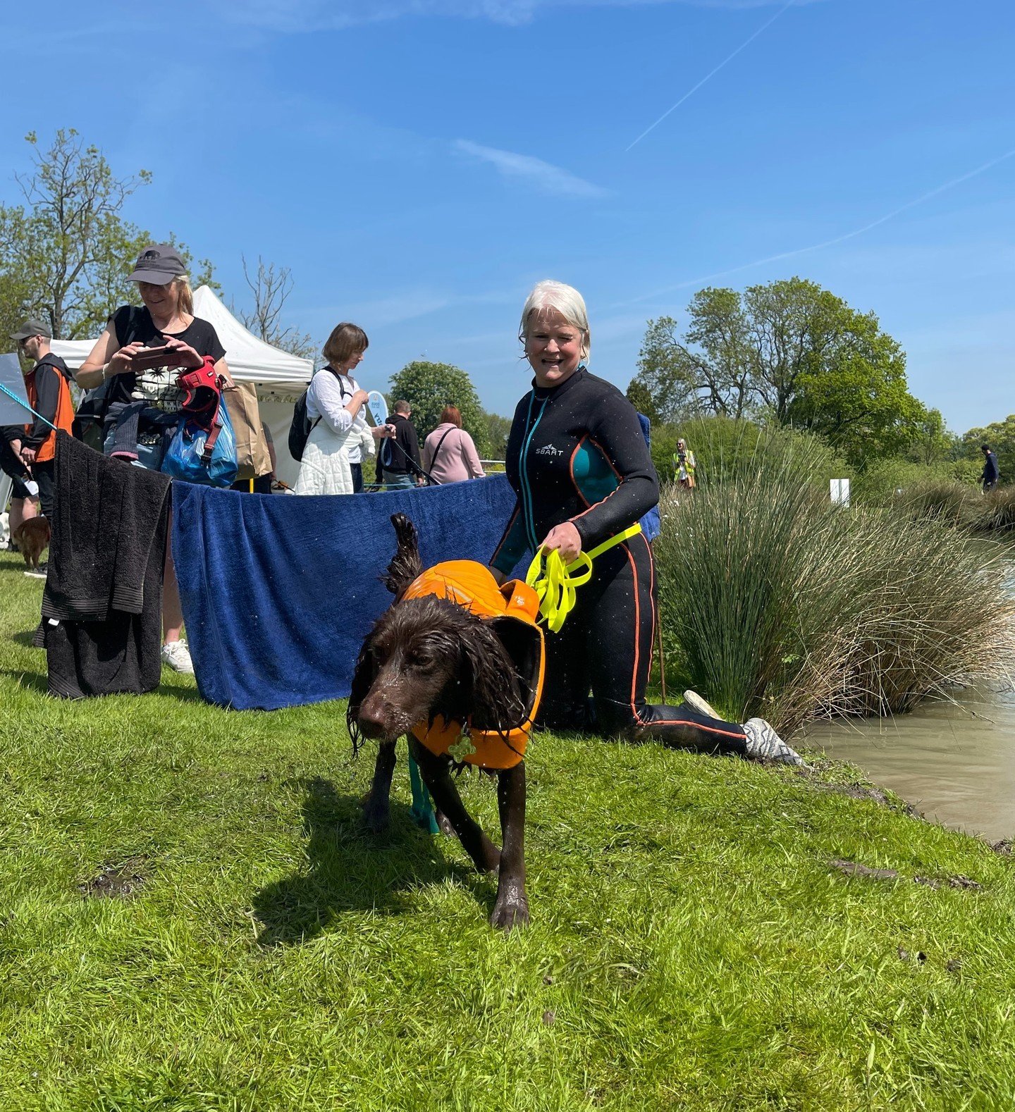 Sue Lloyd of Snazzy Swimmers and the Canine Hydrotherapy pool in Medstead will be up to her waist in pond water, to let your dog have the swim of his or her life!🌊

Our lake is out of bounds to other dogs but book in with Sue and she will put a safe