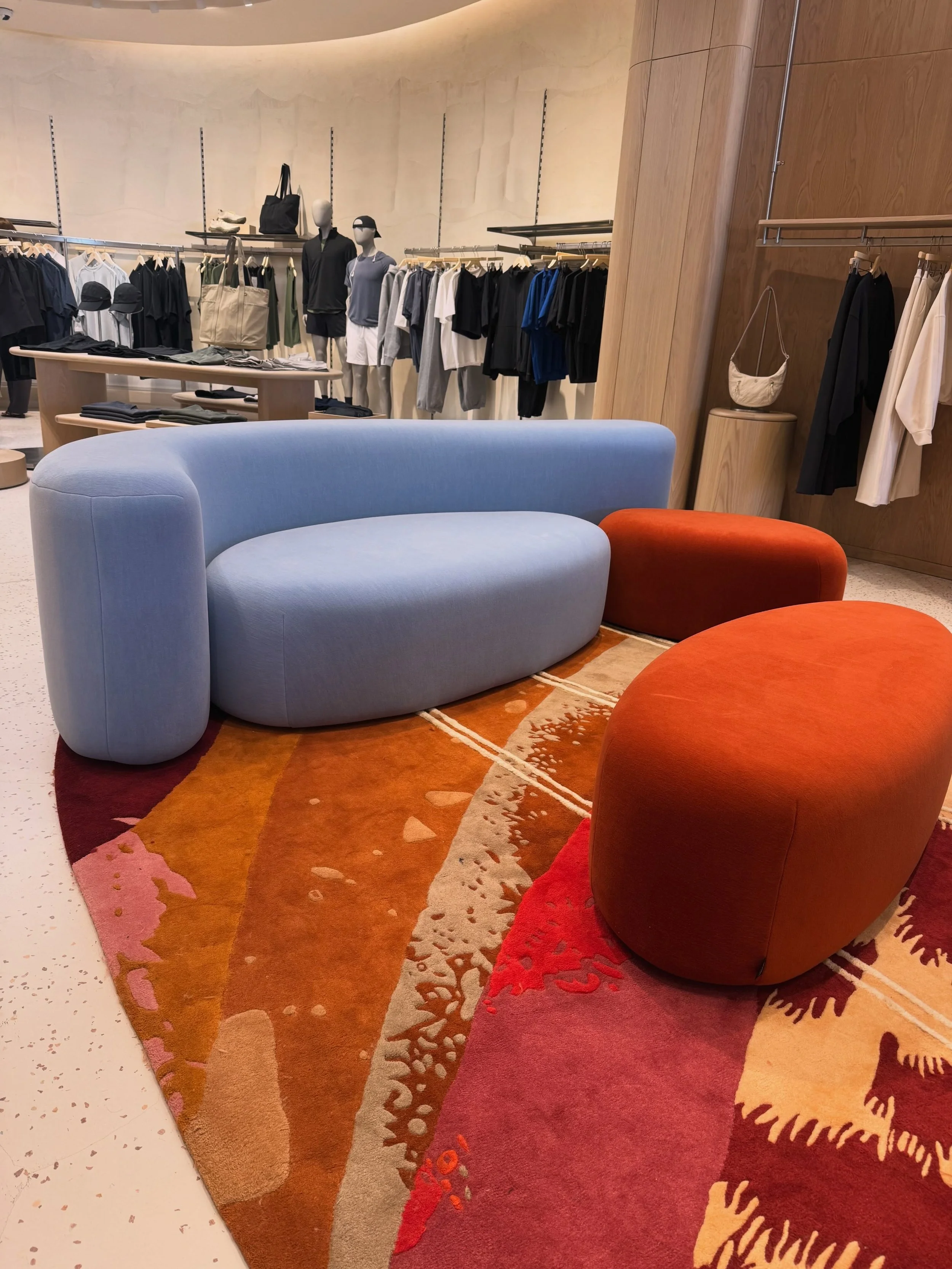 When retail feels more like a beautifully curated boutique. 🤎 Soft architectural curves, warm wood tones, layered textures, and thoughtful little details throughout. The new @lululemonbalharbor is such a refreshing take on the shopping experience, w