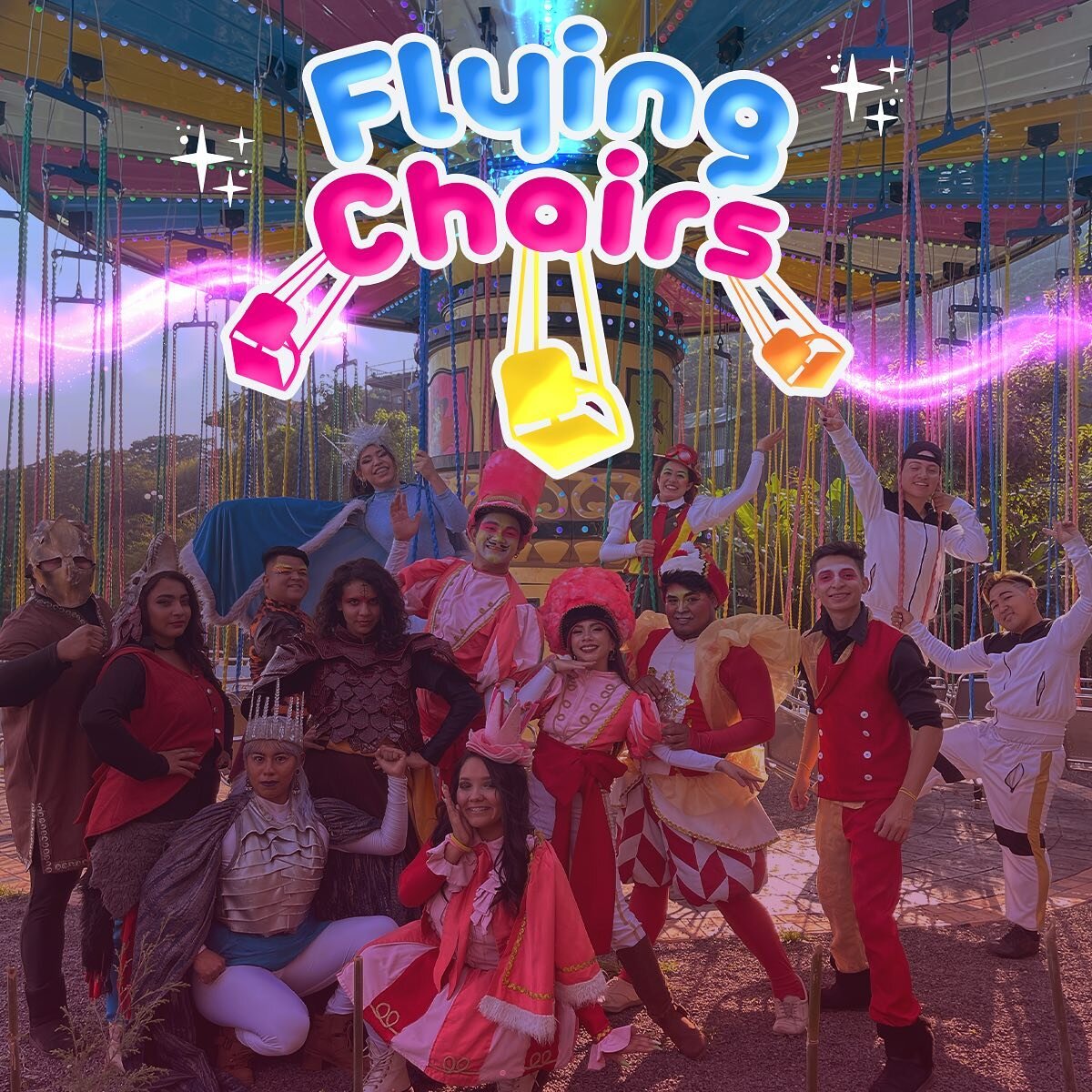 Siente la magia en las alturas con Flying Chairs! 🪂🎡 Disfruta de la mejor vista en nuestro parque temático con nuestra atracción. 🌄🪁 Vive una experiencia inolvidable desde las alturas. ¡No te lo pierdas! ✨🚀🎉
