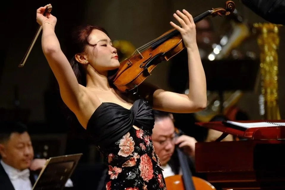 Exhilarating moments on stage with @davkafuoco and @chinaphilharmonicorchestra at Forbidden City Concert Hall, Beijing 🥰 
Got to see friends and mentors I haven&rsquo;t seen in ages🥹🫶🏻

Photo 2&amp;3- FuYou
~~~
🎼
&bull;
&bull;
&bull;

#violin #v