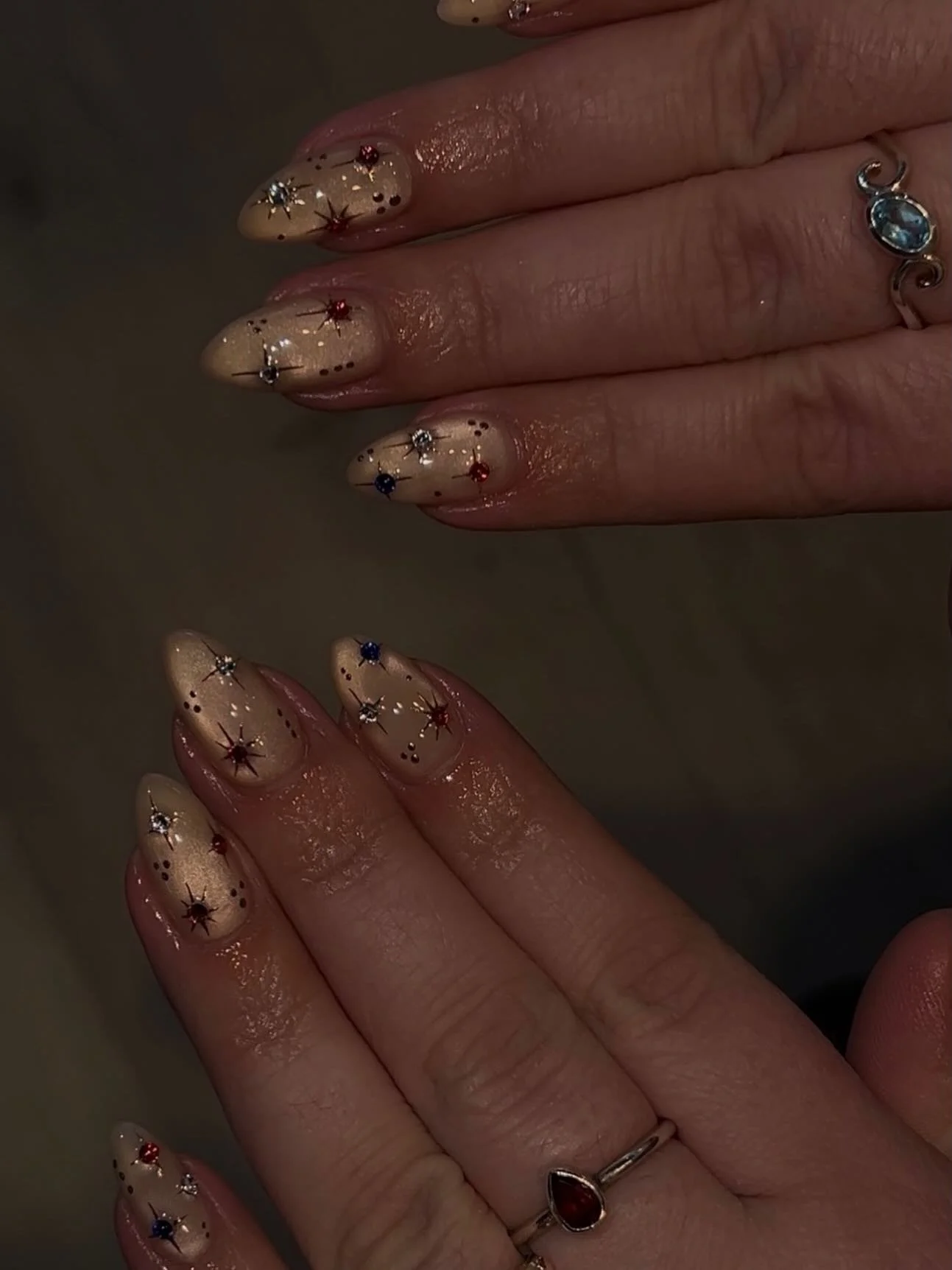 Let&rsquo;s talk structured gel 👇🏼✨
This isn&rsquo;t just &ldquo;regular gel polish.&rdquo; It&rsquo;s a builder gel overlay that reinforces your natural nails, improves shape, and helps them grow without snapping.
No extensions, no acrylics&mdash;