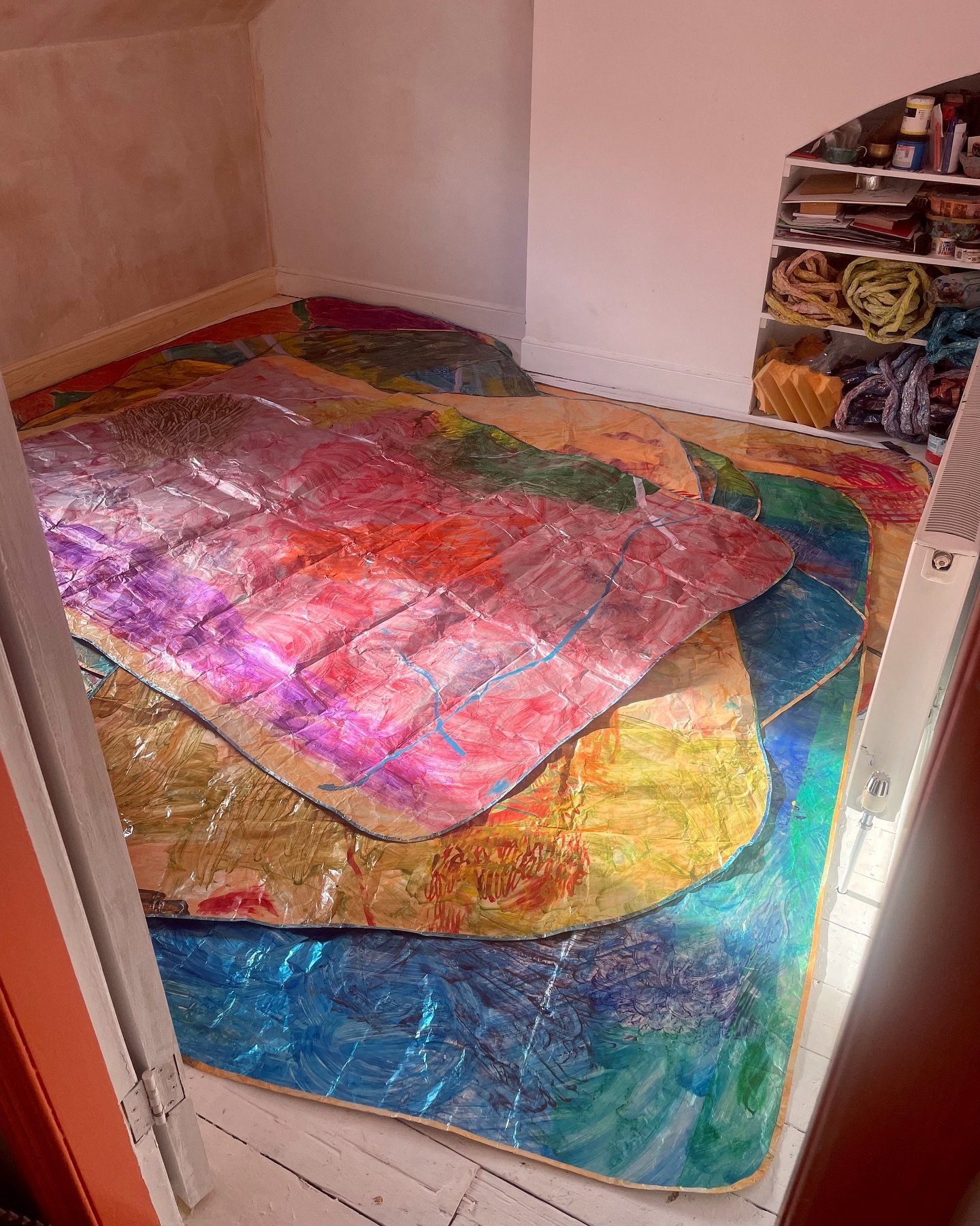 Nine double-sided paintings all trimmed, folded, and hemmed ready as they&rsquo;ll ever be for experimenting in @isotopfellesatelier in Bergen! 💥🇳🇴