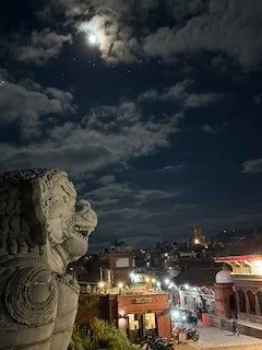Full_moon_over_Bhaktapur_temple_in_Nepal2.jpg
