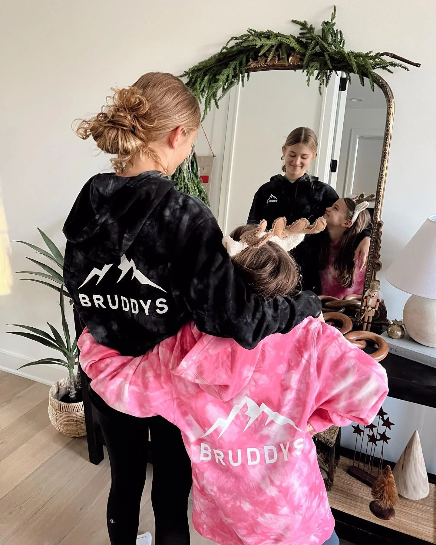 The ultimate bruddys 😎 Thanks for representing Josie &amp; Macie!

#bruddys #skigear #mountainsarecalling