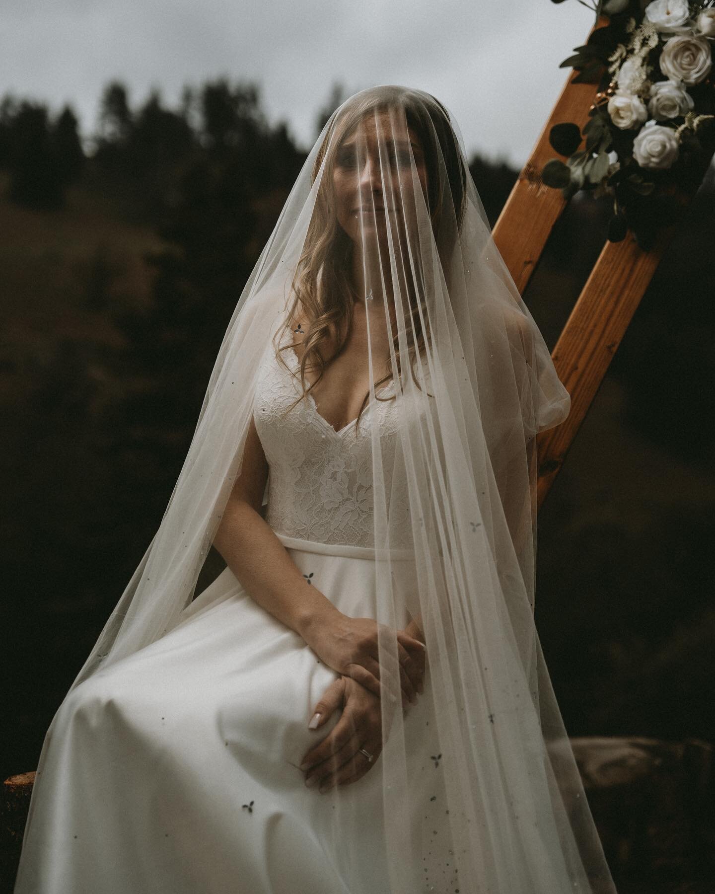 Your wedding day is a momentous occasion that should reflect your unique style and interests. For this couple, their love for the great outdoors inspired a breathtakingly simple ceremony nestled in the Tehachapi Mountains. Surrounded by the natural b