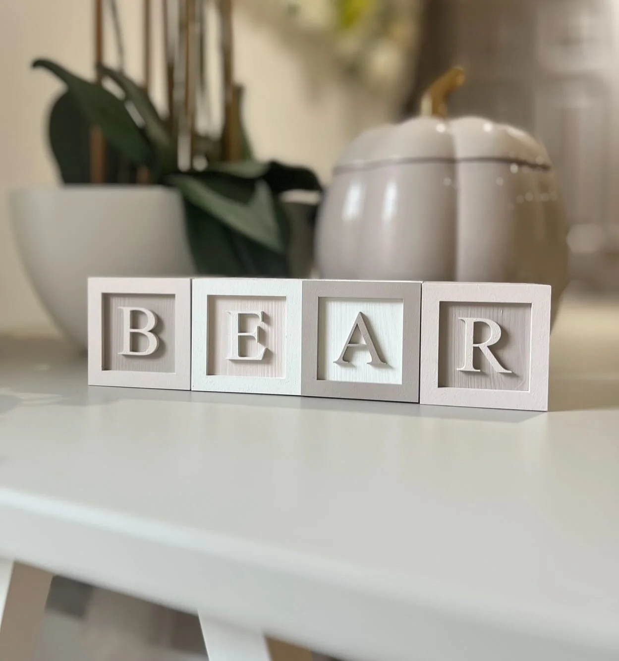 So simple yet such a statement! 
Will the neutrals ever fade out? I think not, this colour combo has been going strong for years now and even with our new products it still gets incorporated! 

🔎 Bordered Blocks
🎨 Taupe, Beige, White
📏 7cm 

#Baby