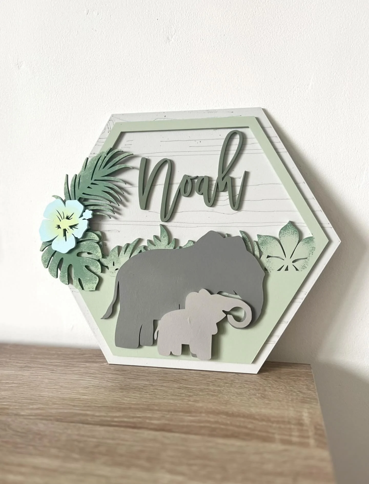 Our newest plaque! - straight from the reduced testers section into the safari where it belongs! 

How cute is this elephant parent with the baba and the colours just work beautifully together! 

🔎 Hexagon Elephant Plaque
🎨 Light Grey, Sage 
📏 30c
