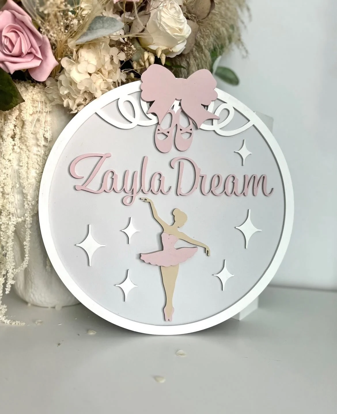 The most stunning order for a little ballerina! 
Not only is our ballerina plaque the perfect way to introduce someone into your bedroom, but to them complete it with a stacker on a shelf🥺🩰🎀 

🔎 Ballerina Plaque, Bow Stacker
🎨 Light Grey, Dusky 