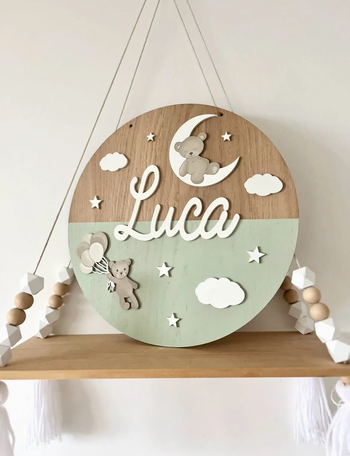 So happy you all love these plaques as much as me, I&rsquo;m basicly pro at painting these bears at this point 😂🧸

🔎 Teddy Plaque
🎨 Sage Green, White Name, Neutral/Beige Balloons
📏 30cm 

#sagenursery #greennursery #babydoorsign #babydoordecor #