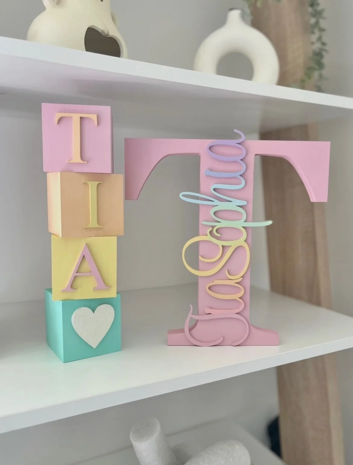 🌈

🔎 Large Letter, Blocks
🎨 Baby Pink, Pastel Rainbow (Baby Pink, Peach, Lemon, Turquoise)
📏 25cm, 7cm 

#rainbownursery #rainbownurserydecor #newbabygift #babygirlgift #babyshowerdecor