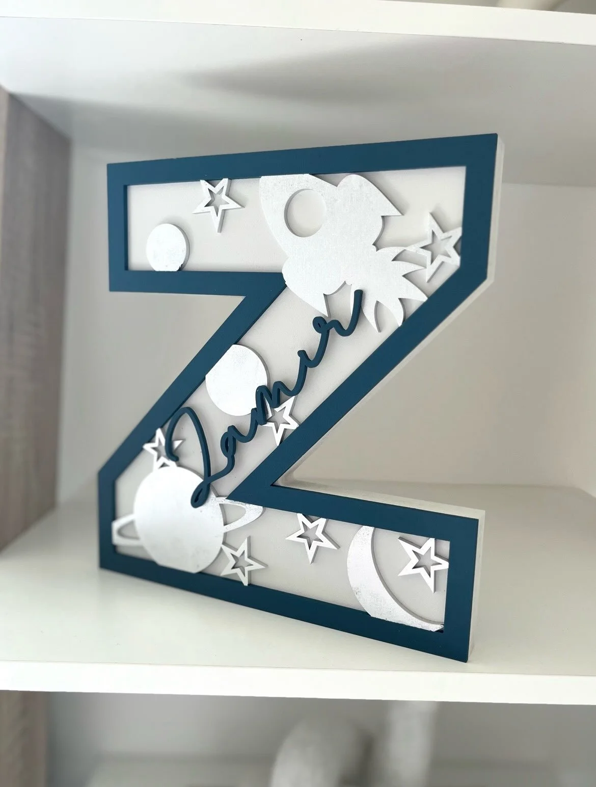 🚀
Our large letters make the biggest statement you need and show off the bedroom themes perfectly

🔎 Space Letter
🎨 Navy, Light Grey, Silver
📏 25cm 

#spacenursery #newbabygift #spacebaby #babykeepsake #babyshowergift