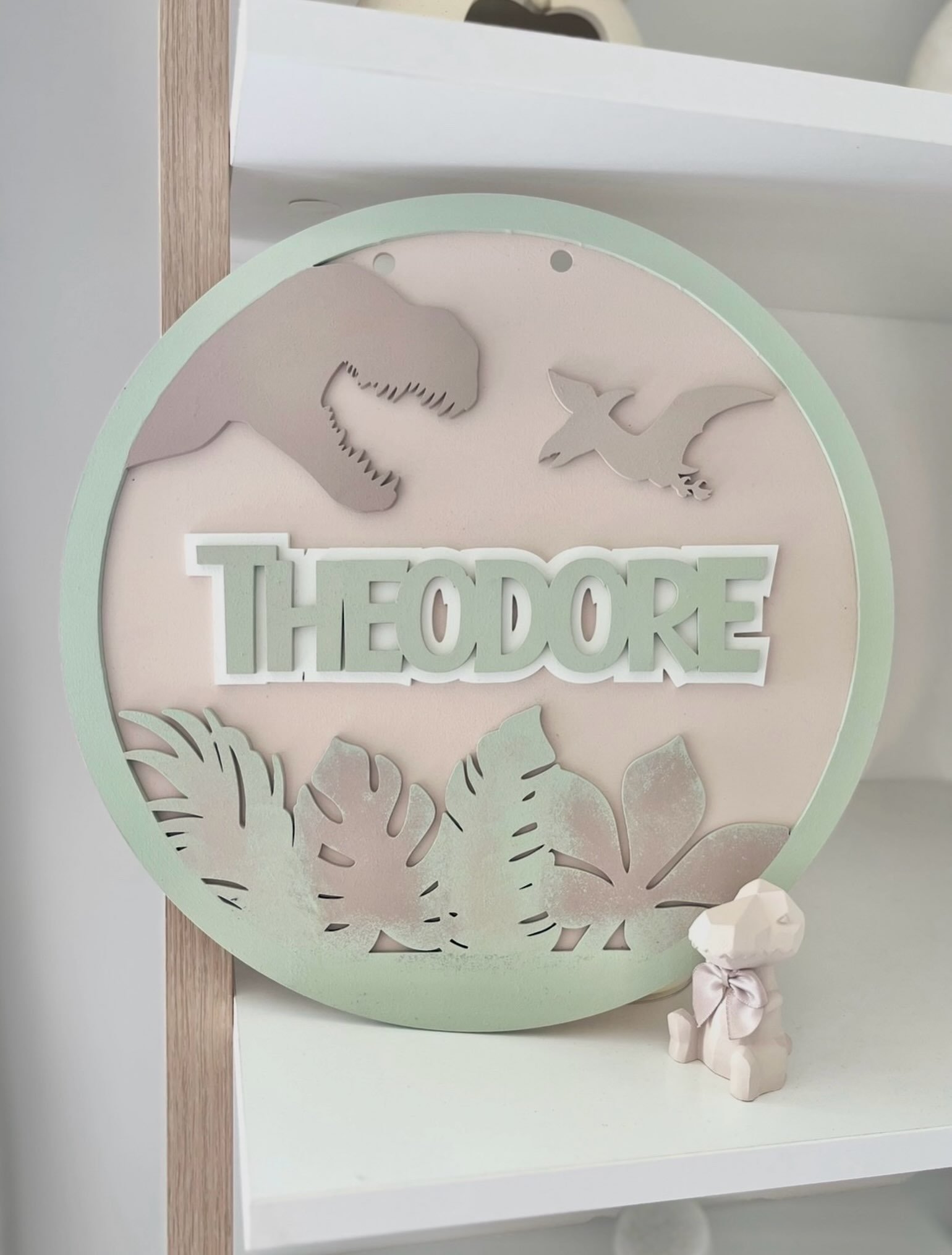 🦖
I thought this plaque in our greens and grey was stunning, but..
This colour choice I was so so excited to do, and how beautiful did it turn out, I don&rsquo;t know which I prefer now🥺😍

🔎 Jurassic Plaque
🎨 Beige, Sage, White
📏 30cm 

#dinosa