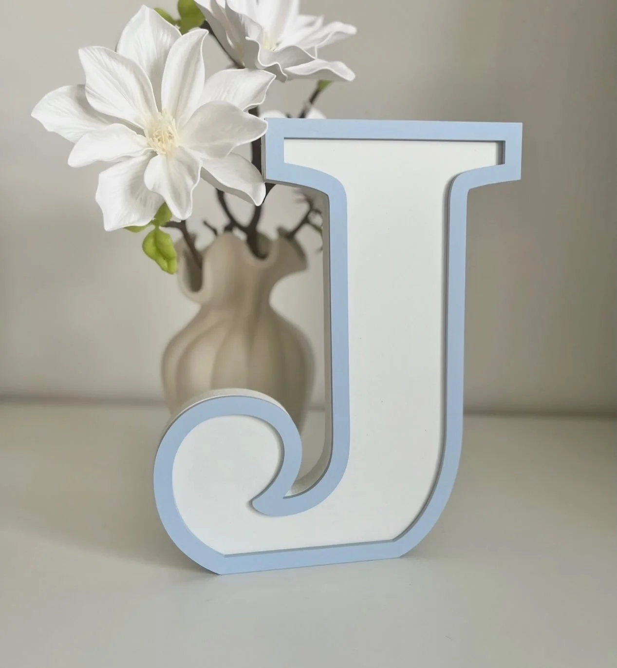 Our bordered letters are ideal for Baby Shower gifts, especially if a name hasn&rsquo;t been chosen or announced but they can announce the first initial or the surname🤍 

🔎 Bordered Letter
🎨 White, Periwinkle
📏 25cm 

#babyshowergift #babyshowerg