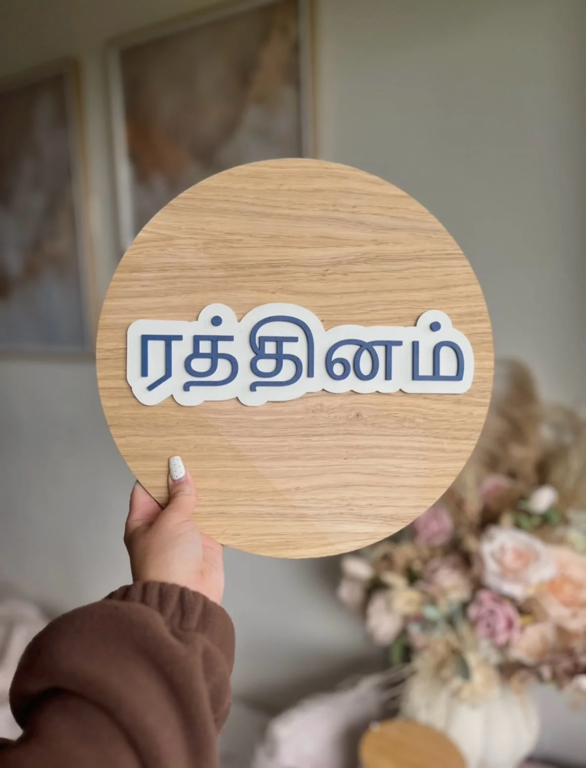 ✈️
Did you know we can do any of our personalised pieces in any language too?! 
With our worldwide shipping option we make orders for so many countries, I still get shocked when I see certain ones come up 🥺 

🔎 Layered Name Plaque
🎨 Oak, White, Na