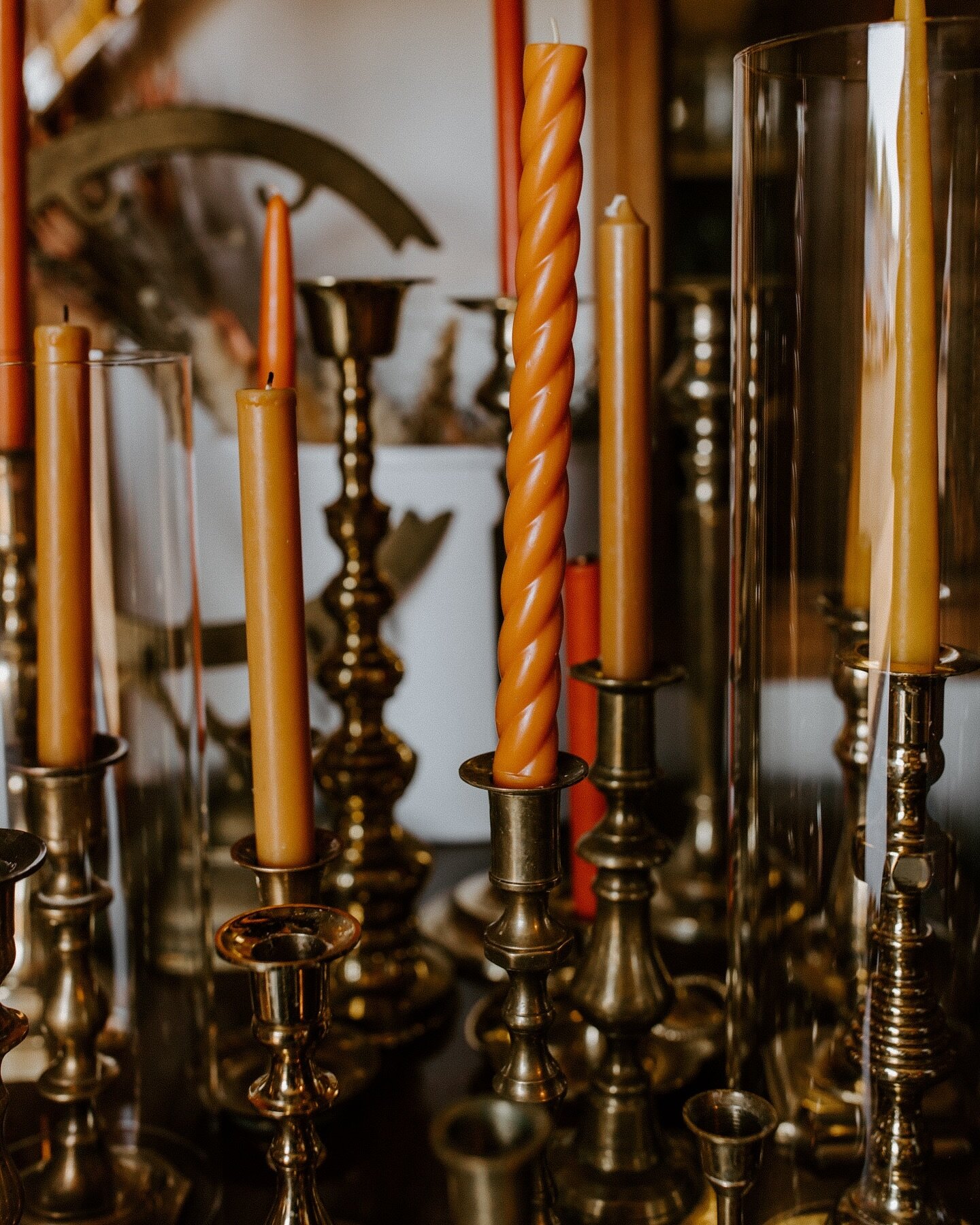 Why settle for a few candleholders when you can maximize the look? Ask us about brass candleholders&hellip;we have a tiny obsession, considering we only have just 300 of them 👀 
.
@kaleyraephoto 
.
#candleholders #maximalism #brass #candles #decor #