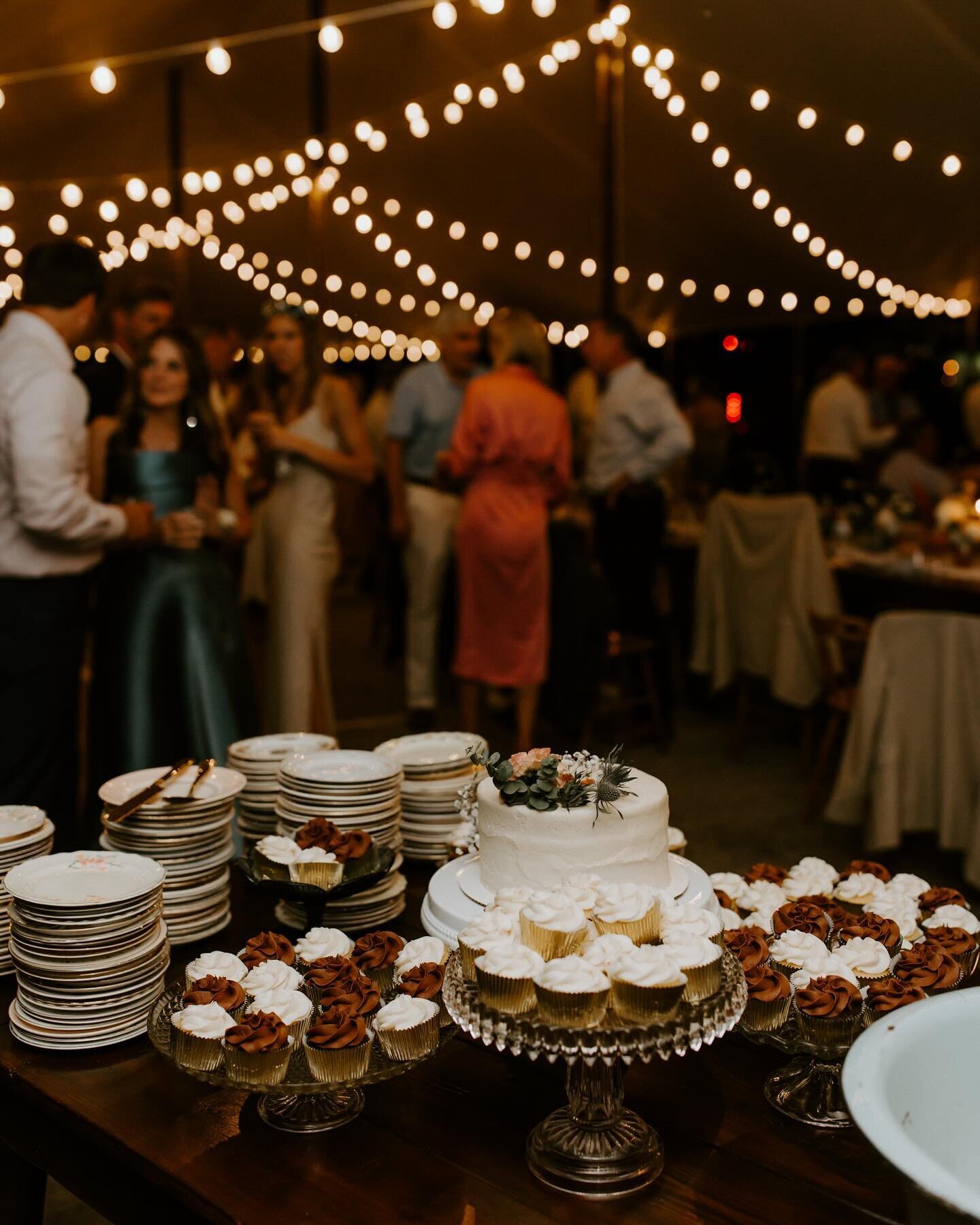 A moment for dessert displays 🍰 Sweets tables, shelves, desks, antique stands and trays. Al fresco, tented, and indoors. We&rsquo;ve done and loved it all ✨ Reach out to dream your favorite dessert display with us 🤍
.
Photo 1: @kaleyraephoto @kelsf