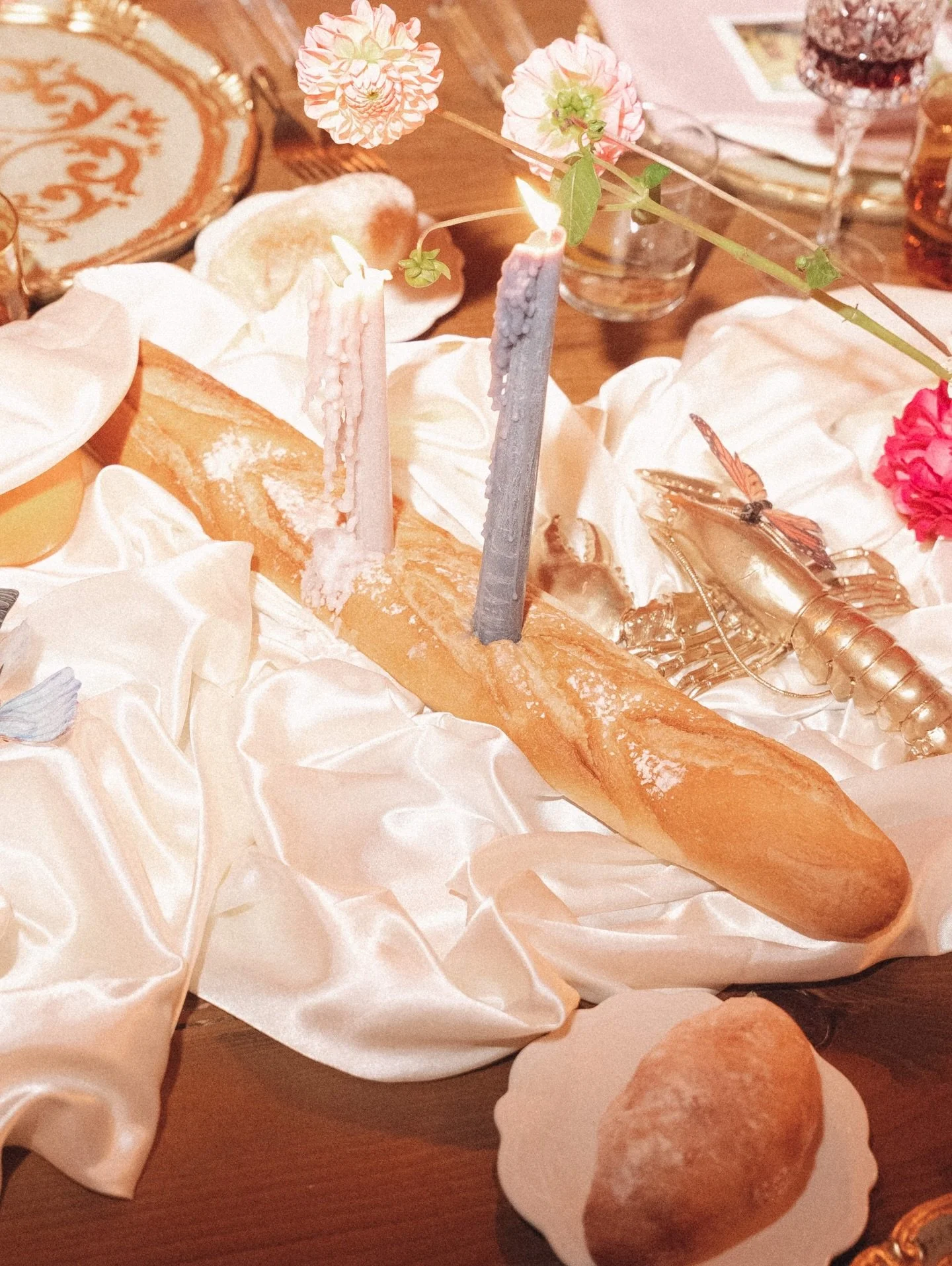 We don&rsquo;t rent out objects.
We stage emotions.

The unexpected.
The symbolic.
The beautifully misplaced.

Because real impact is born from tension, not perfection.
.
@dalmare_photo @lafloreria_bcn @olivebrancheventsco @abanik_rent_events 
.
#une