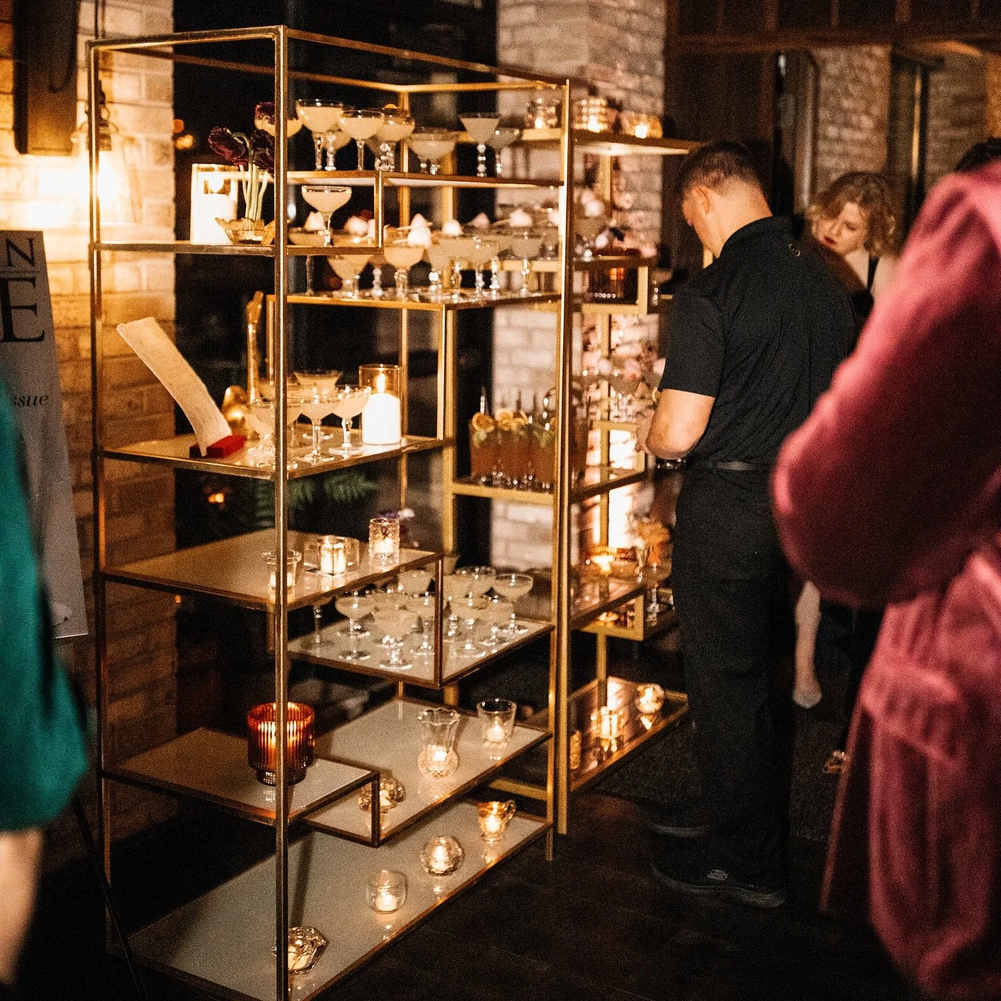 Cheers to details that make a statement 🥂✨
Our shelves make the ideal moody stage for signature cocktails. Loving this collaboration with such talented creatives! 🤍
.
@wisconsinbride @qjancola @buckandhoneys @festpaper @lawless.photo @socialbridesc