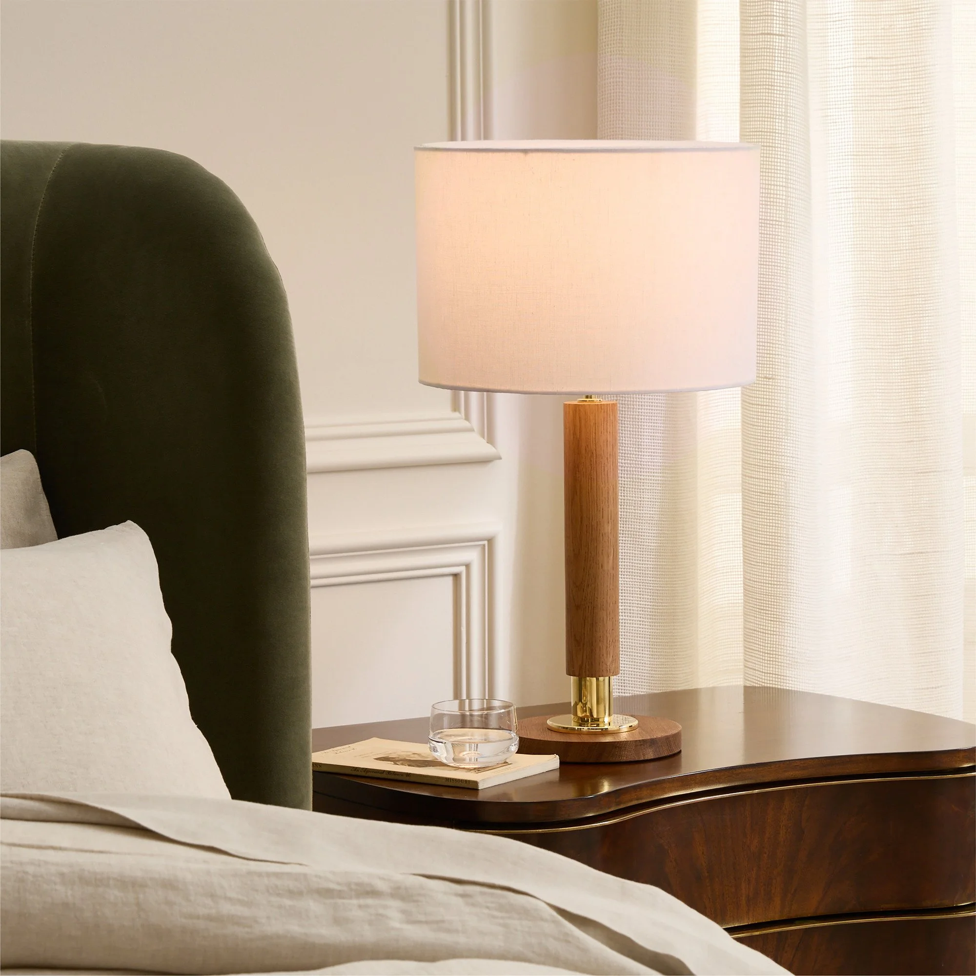 MedalLgOakWdTableLampVNF25 copy.jpg