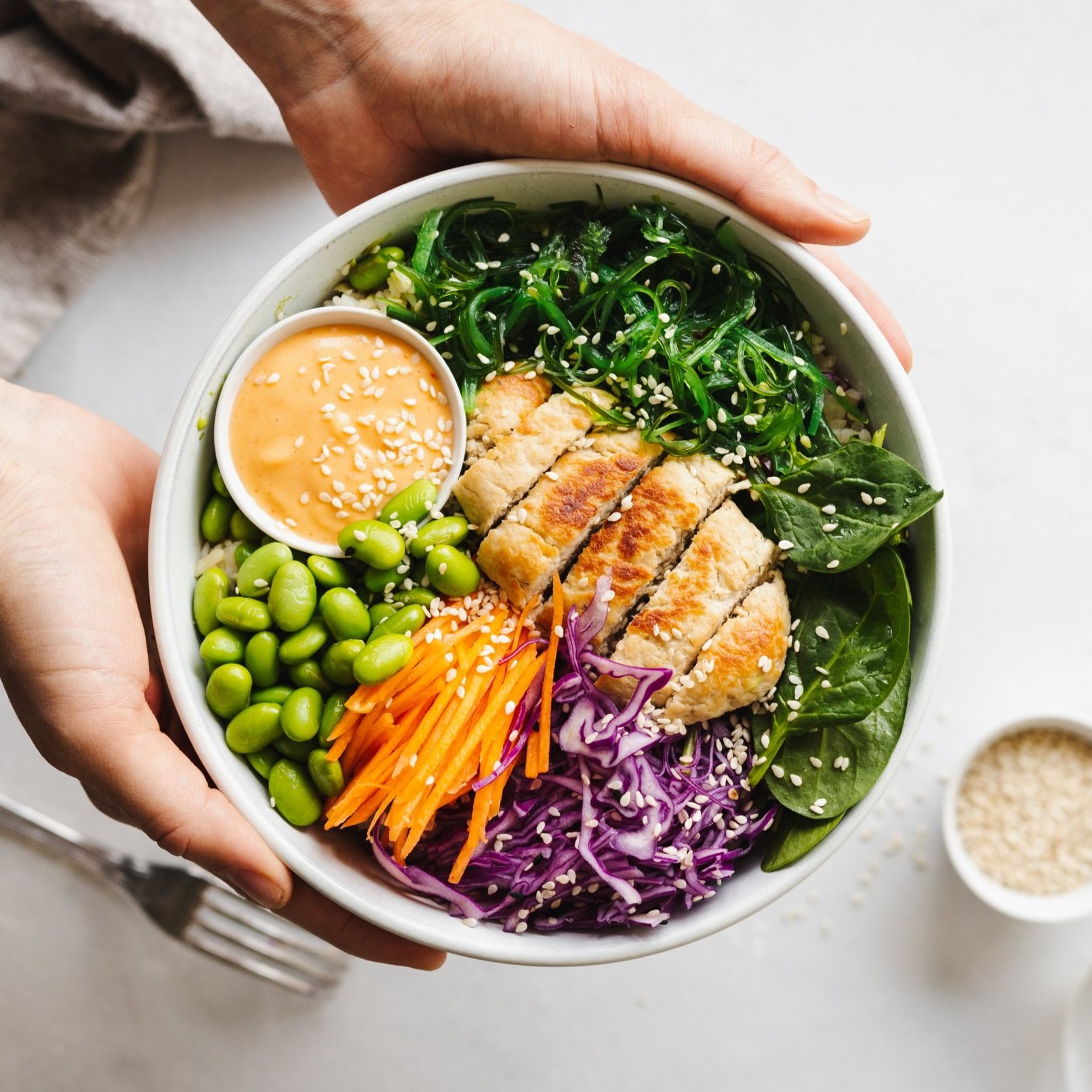 Vegan poke bowl Mati õrnade fileedega ilma kana poke kauss Mati kanaloogiga