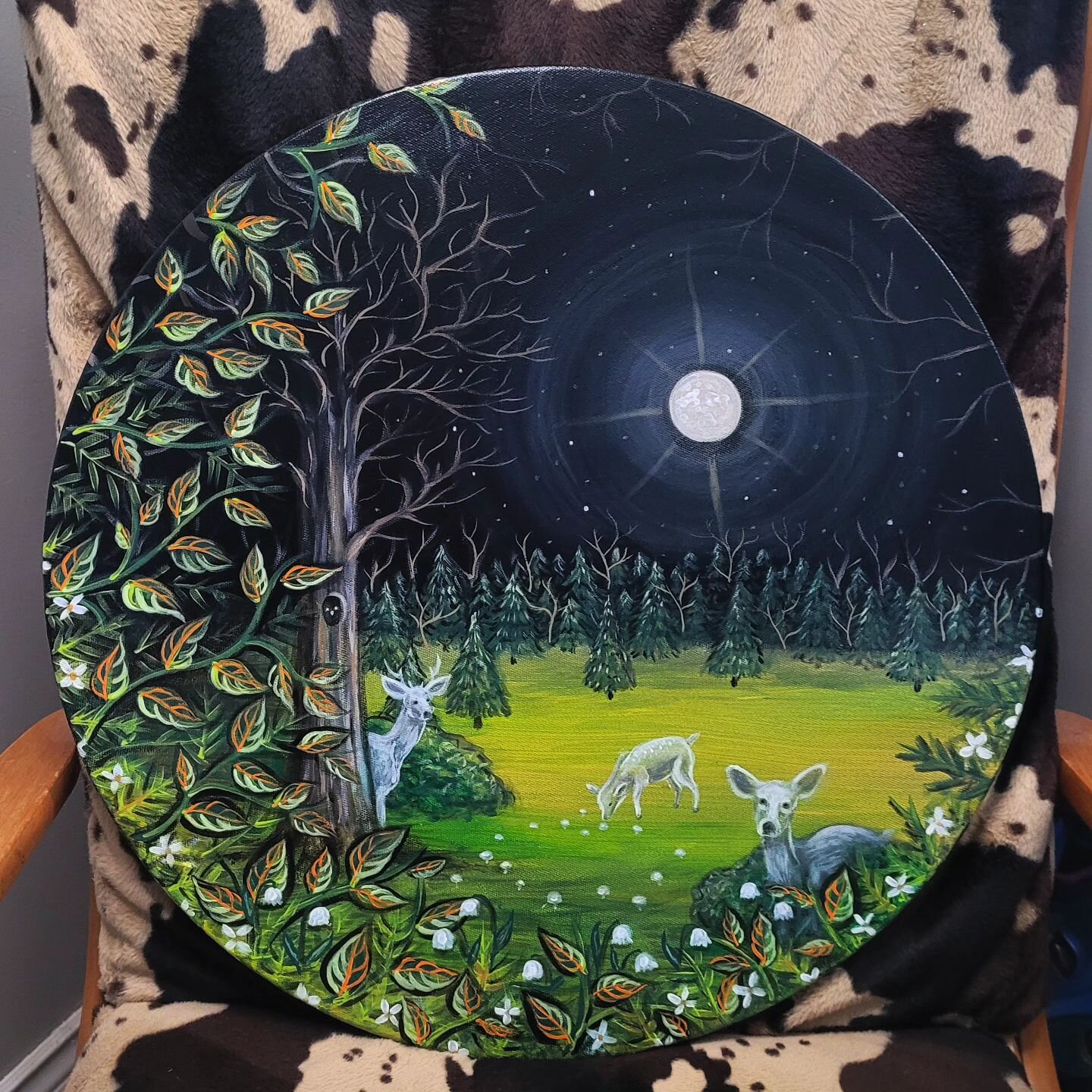 Unveiled~ love these little spectral deer, almost as much as I love a round canvas.

Thank you @lazermortis_music for thinking of me for this birthday commission 💚