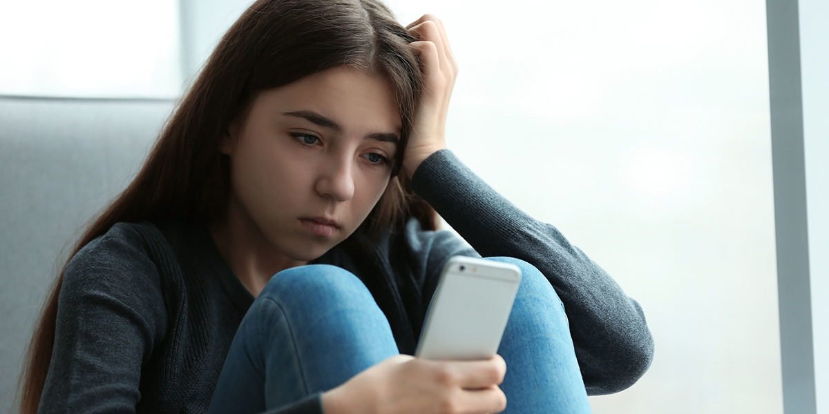 The Difference Between Positive & Negative Smartphone Use in Teens