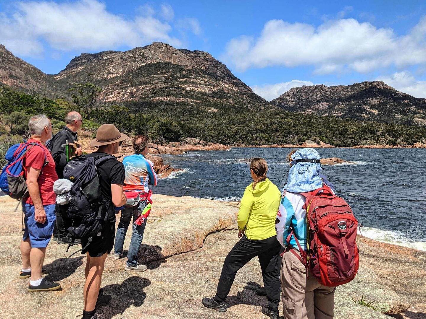 Where the mountains meet the sea. A quick stop at Honeymoon Bay to trace our adventure ahead over the Hazards 🧭