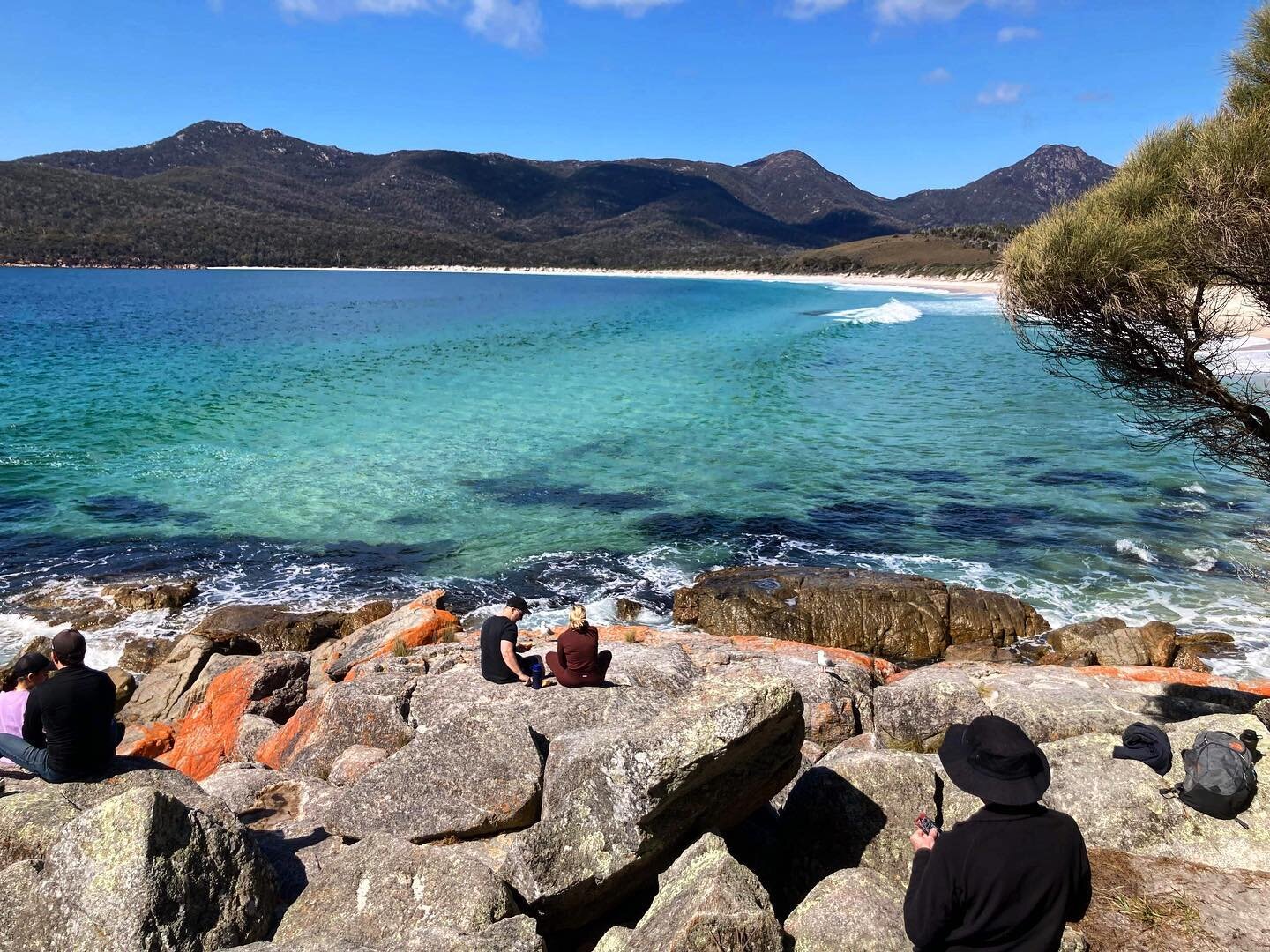 Insert yourself here with a hot cuppa and yummy treats. Our morning tea location in the @freycinetnp is on point 👌🏼