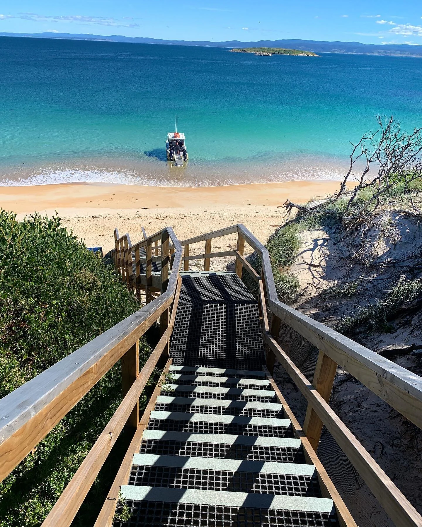 Stairway to Hazards Beach heaven (and our lift home onboard the @freycinet_aqua_taxi)!