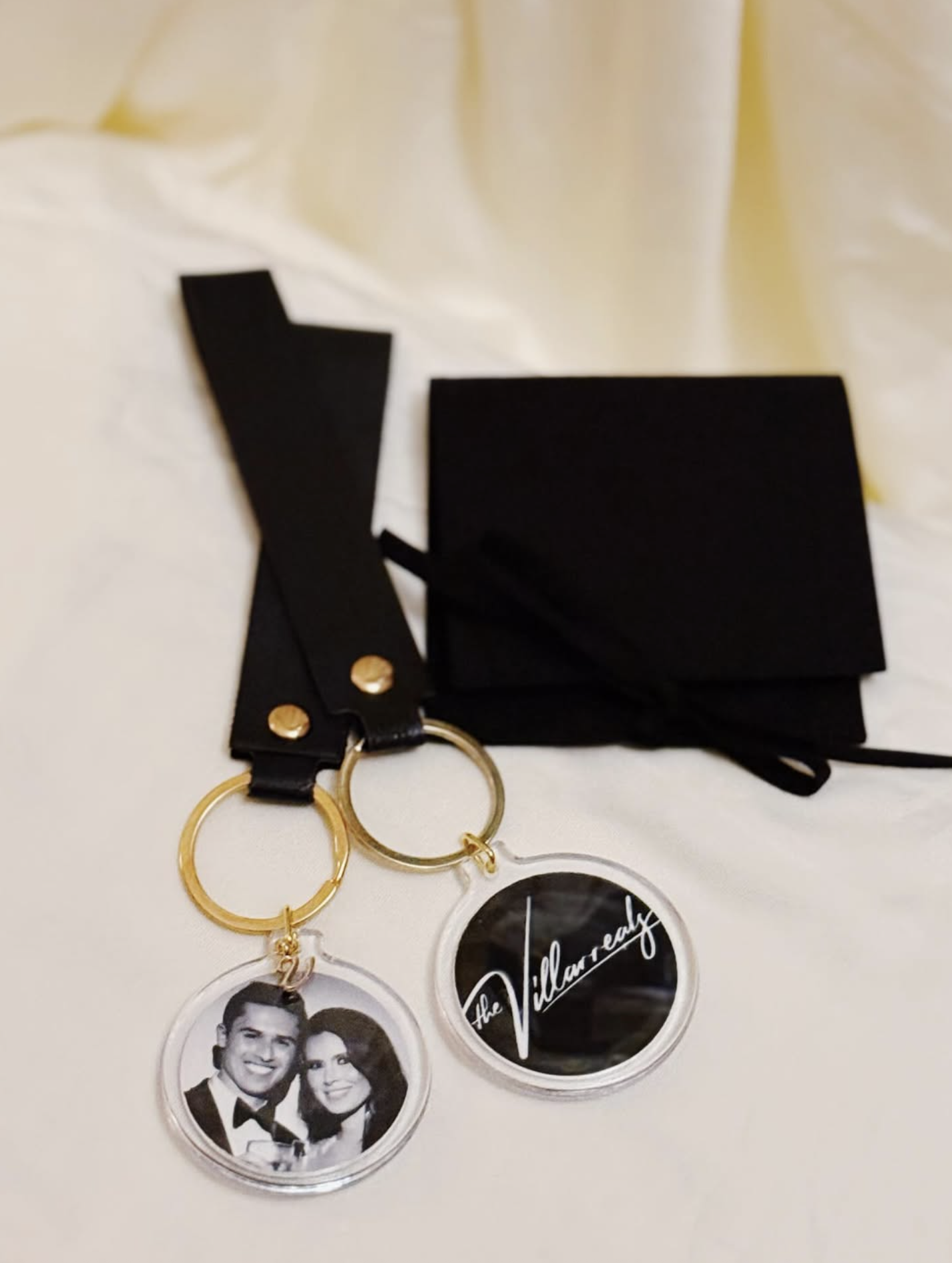 keychain photo booth, magnets, ornaments, newspaper prints, magazine enclosure, photo booth experiences wedding. Keepsakes print strips