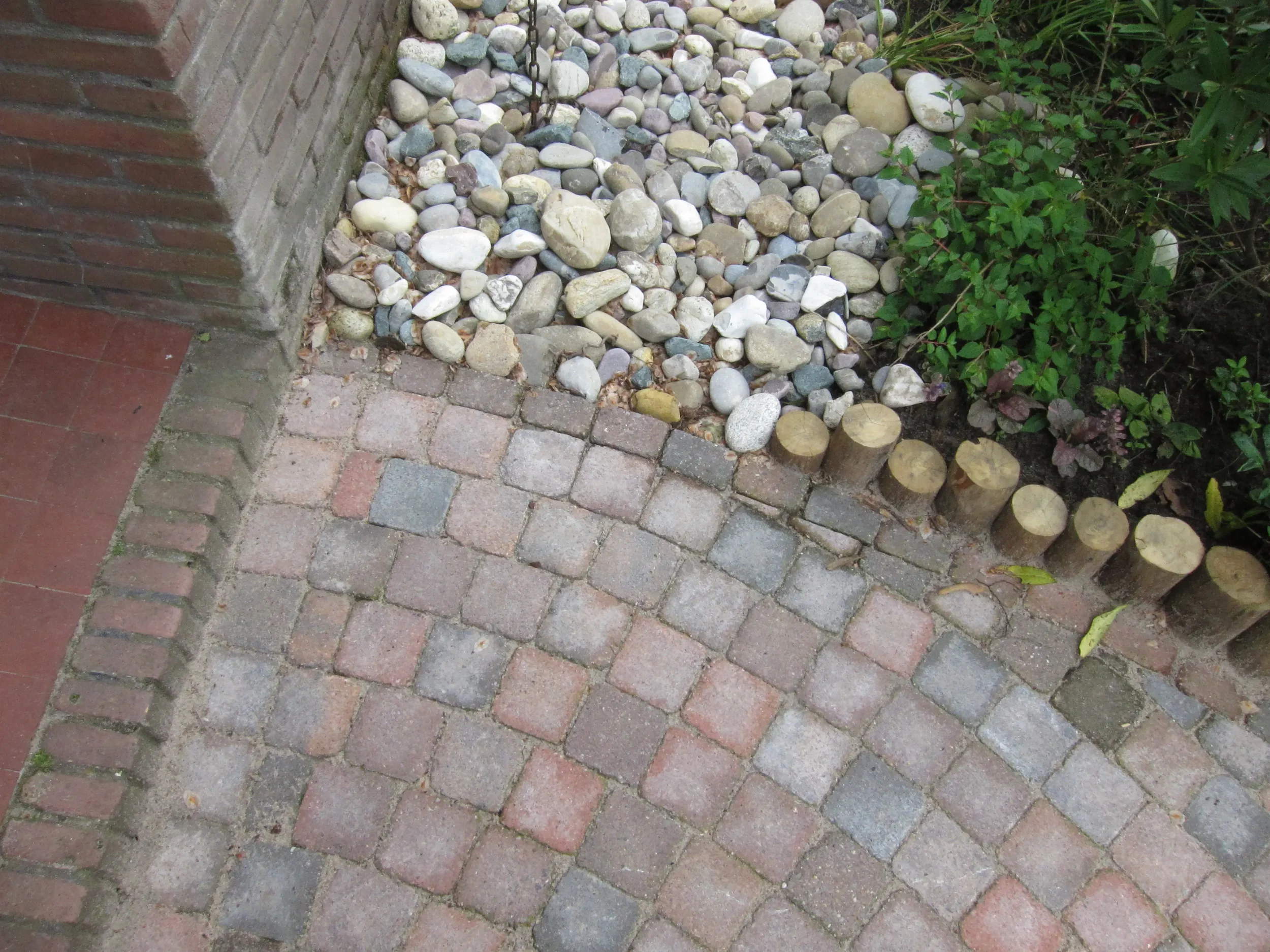 Grindkoffer in voortuin