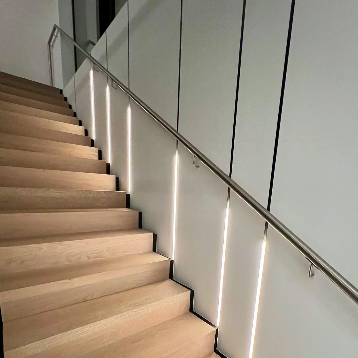 Un escalier est bien plus qu&rsquo;un simple passage. C&rsquo;est un &eacute;l&eacute;ment architectural qui peut transformer votre int&eacute;rieur, en y ajoutant une touche d&rsquo;&eacute;l&eacute;gance et de modernit&eacute;.

D&eacute;couvrez no