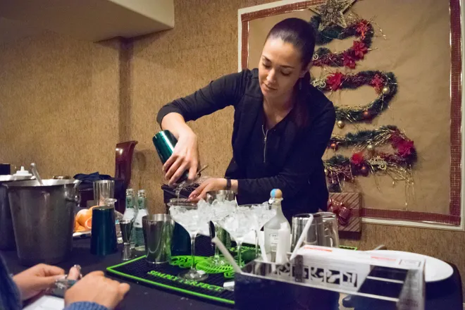 Las Cruces mixologist takes state bartender title; here's how she did it
