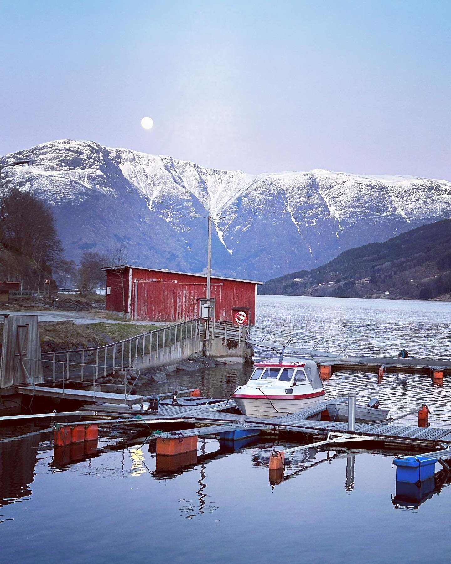 Fullm&aring;ne p&aring; vei til vakt i kveld ✨ #luster #likaluster #sognavis #fjordogfjell #jordmorvakt #sognrfjorden