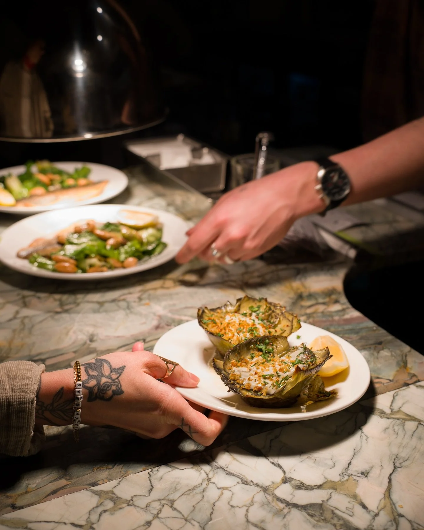 Come by this weekend for dinner! And Sundays + Mondays through the end of February, happy hour runs all night, which means a Martini + Margot Burger for $25 🍸🍔