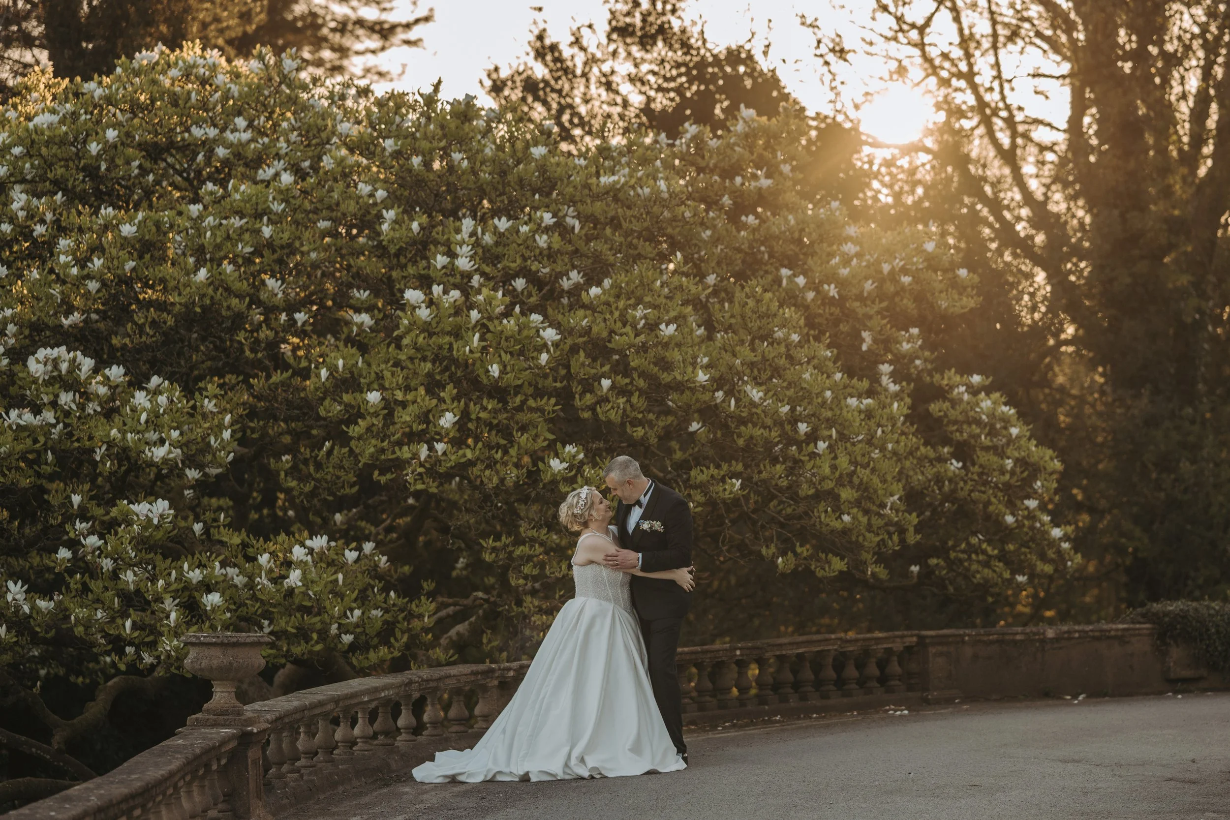 How to Pose Couples for Wedding Photos: A Masterclass in Composition and Connection