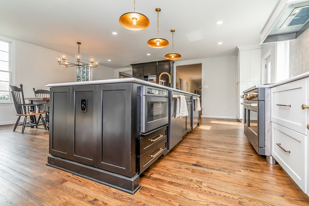 A Breathtaking Kitchen Makeover by RMC Builders! ❤️

🏡 Project Overview:
Experience the magic of our kitchen renovation masterpiece! &mdash;a complete kitchen overhaul! From demolition to finishing touches, we've transformed this space into a culina
