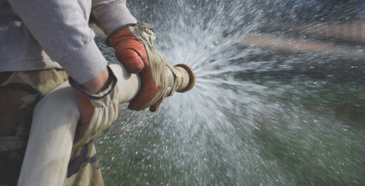 Шланг под напором воды. Пожарный шланг с водой. Напор в пожарном шланге. Струя воды из пожарного шланга.