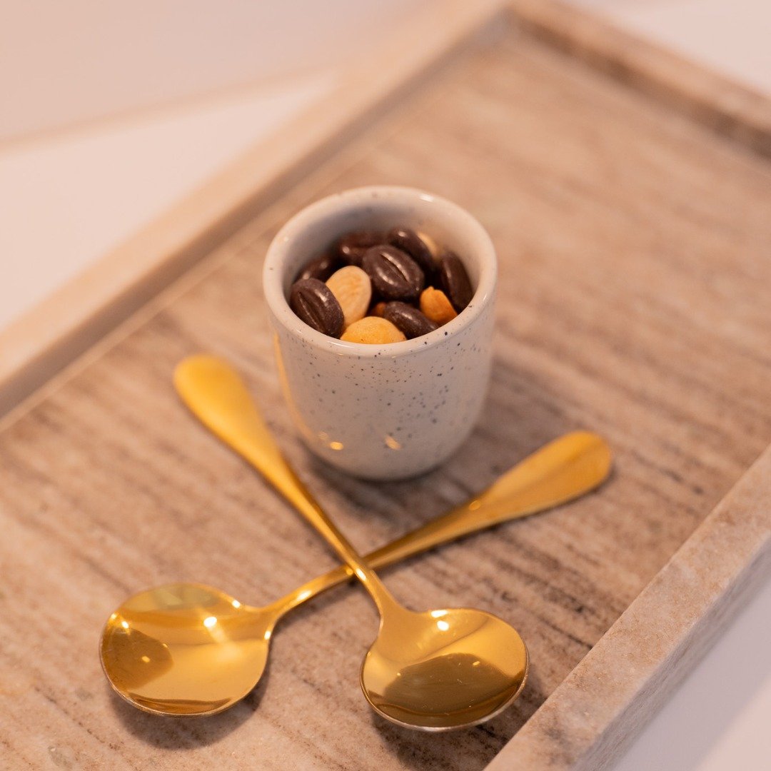 Een warm welkom bij V-Cosmetics ✨
Bij ons draait het om jouw totale beleving &ndash; van een stralende huid tot een fijn moment voor jezelf. Daarom serveren we met liefde een kopje koffie of thee, met een kleine, gezonde traktatie erbij:�rauwe cacaob
