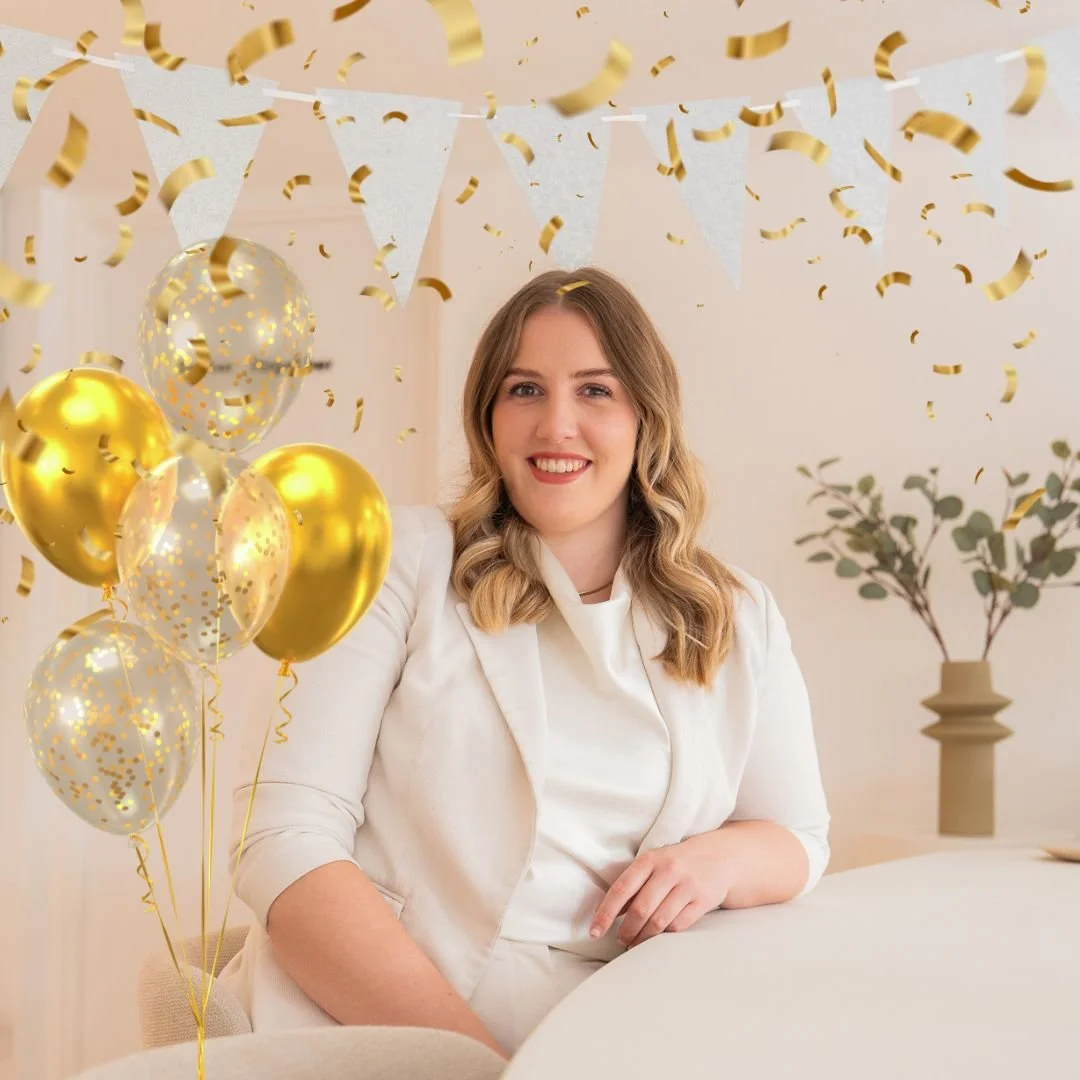 Vandaag 21 oktober vieren we een bijzonder moment, want onze geweldige collega Julia wordt 24 jaar! 🥳

Julia is een echte zonnestraal binnen V-Cosmetics. Altijd vrolijk, betrokken en met een glimlach die iedereen aansteekt. Ze staat voor iedereen kl