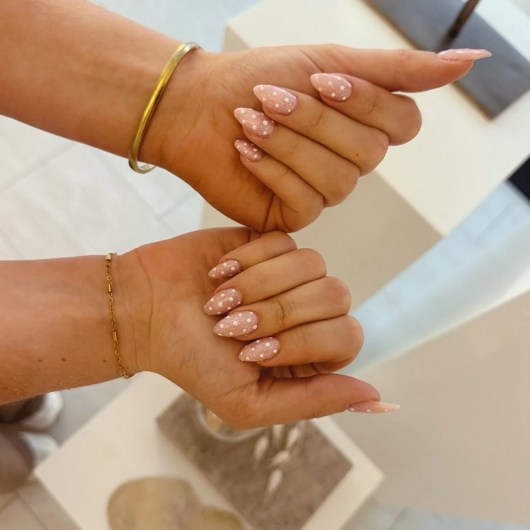 Polkadot Nails by Stevie! ✨

Stevie zette een superleuke polkadot bij een klant. Deze trend is clean, speels en helemaal spot on is. De dots zijn strak en gelijkmatig, waardoor de look fris en netjes oogt perfect voor wie iets vrolijks wil dat toch c