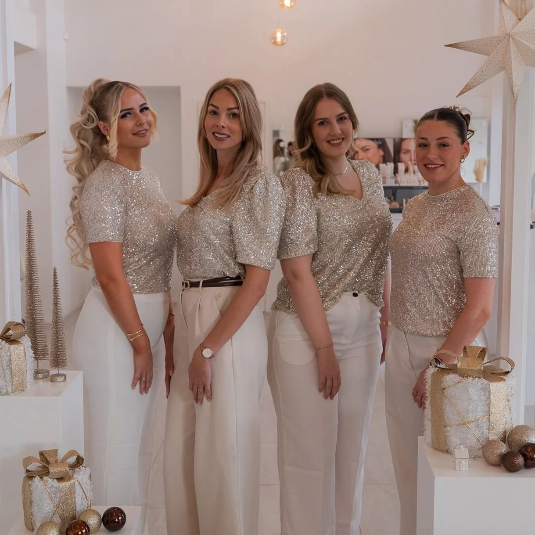 ✨ V-Cosmetics wenst jullie een liefdevolle en sprankelende kerst! ✨
We sluiten het jaar af met een warm hart en zijn z&oacute; dankbaar dat we jullie dit jaar weer hebben mogen verzorgen, verwennen en laten stralen. 💖

🎄 Feestdagen openingstijden:
