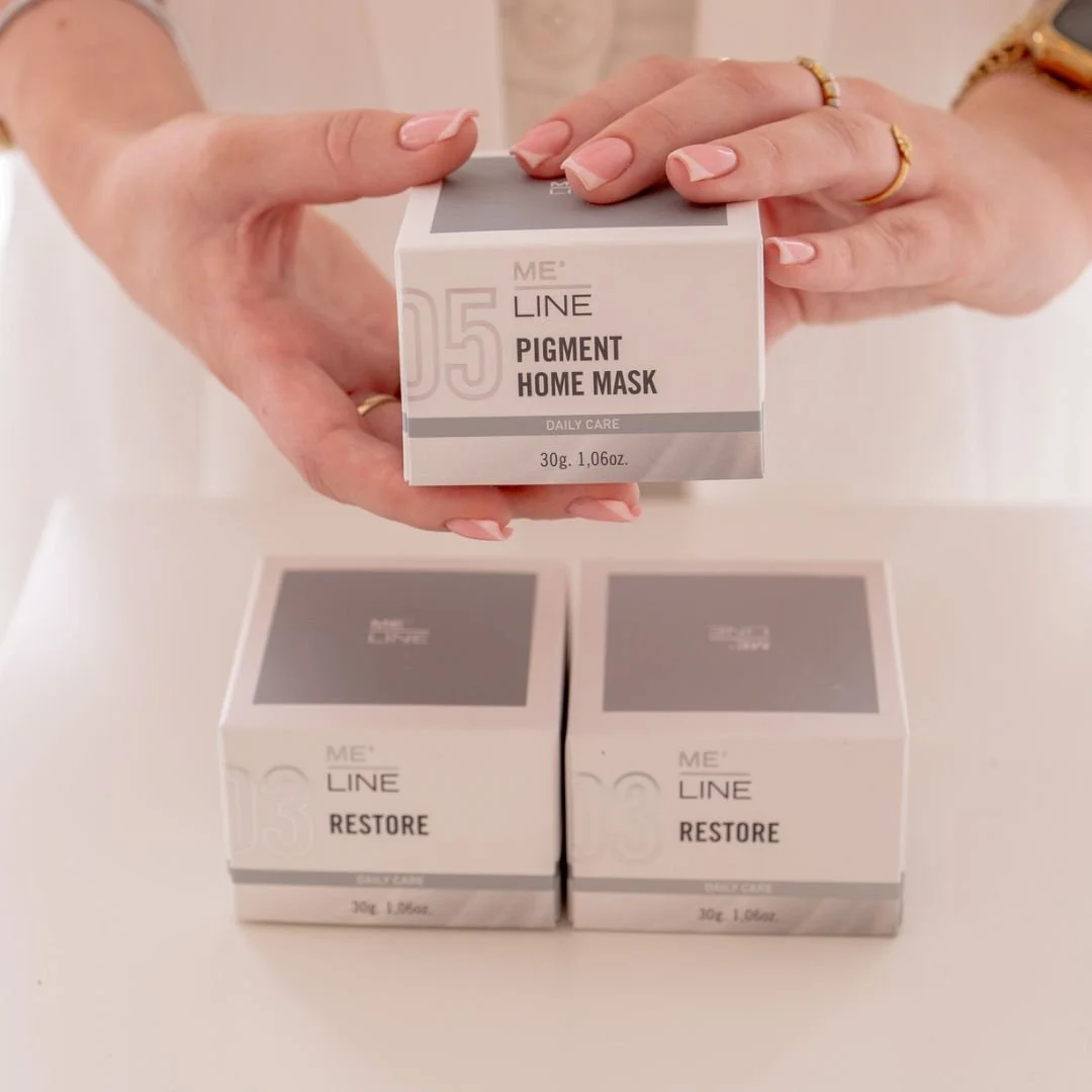 Wat maakt ME LINE zo effectief bij pigmentproblemen? 🌿✨

Pigmentvlekken, melasma en zonbeschadiging ontstaan door een ontregelde melanine-aanmaak. ME LINE is ontwikkeld om dit proces doelgericht te corrigeren en de huid weer in balans te brengen.

W